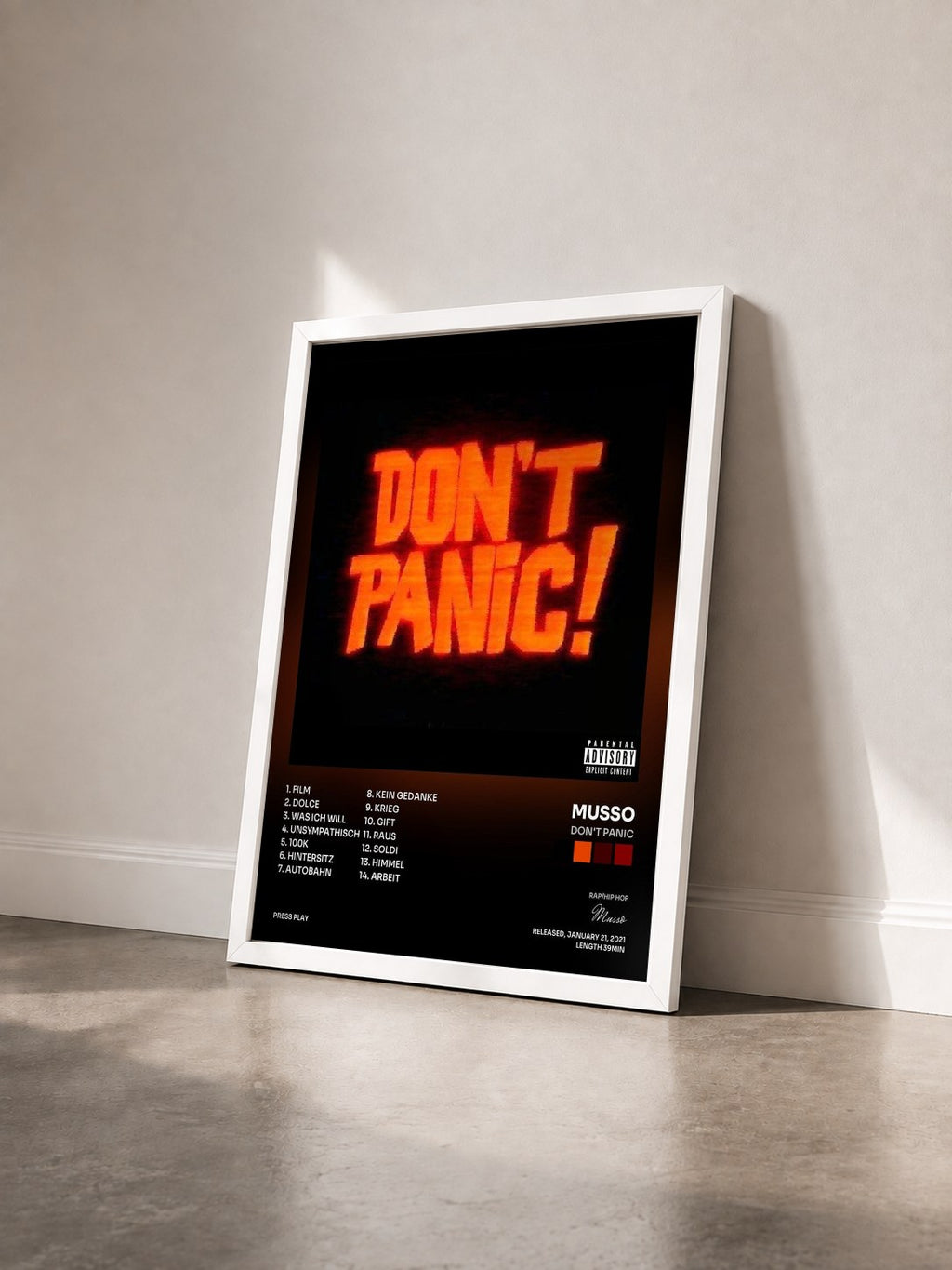 #blanc Tableau de l'album Don't Panic de Musso vu de trois quarts, cadre blanc