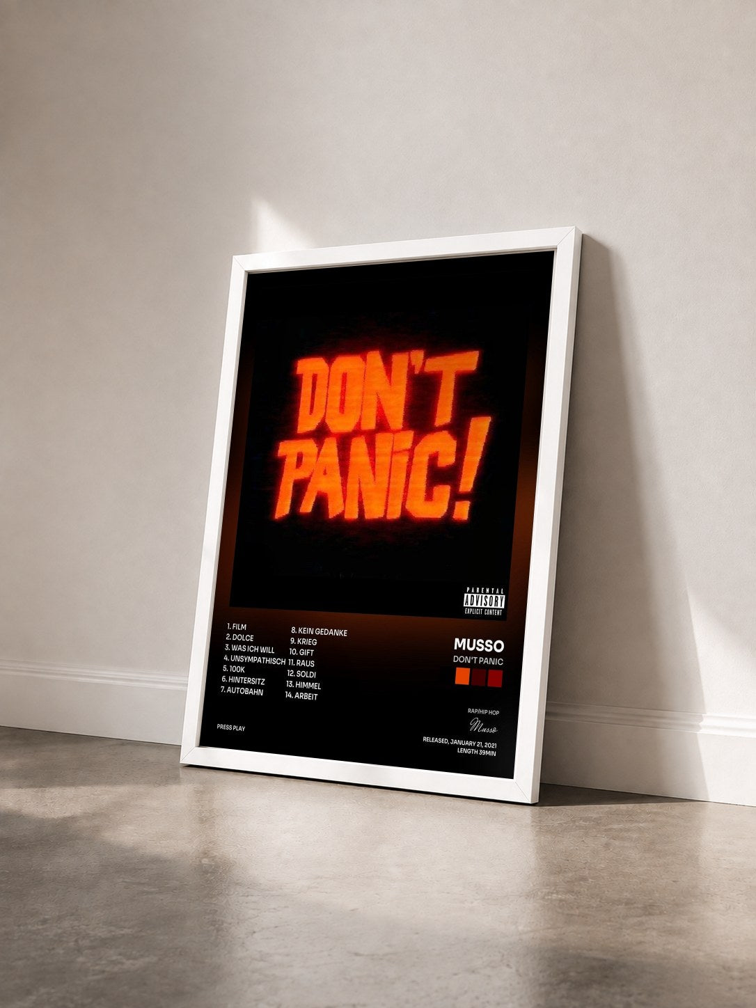 #blanc Tableau de l'album Don't Panic de Musso vu de trois quarts, cadre blanc