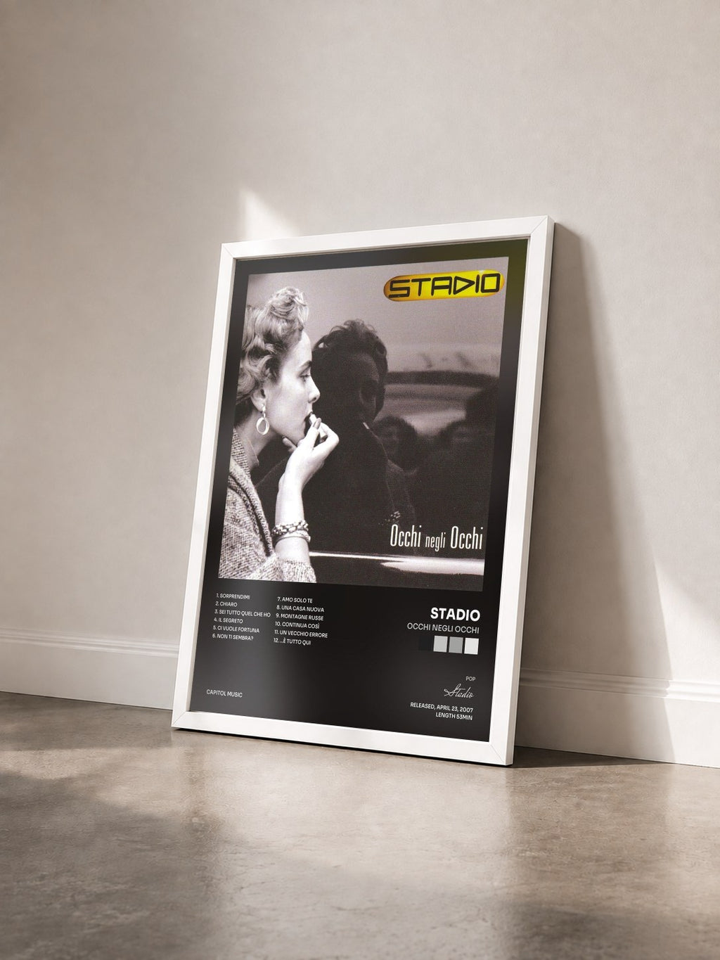#blanc Tableau de l'album Occhi Negli Occhi de Stadio vu de trois quarts, cadre blanc