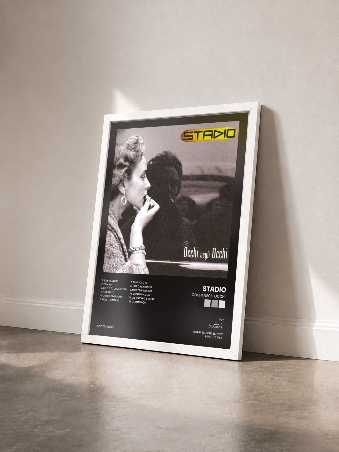 #blanc Tableau de l'album Occhi Negli Occhi de Stadio vu de trois quarts, cadre blanc