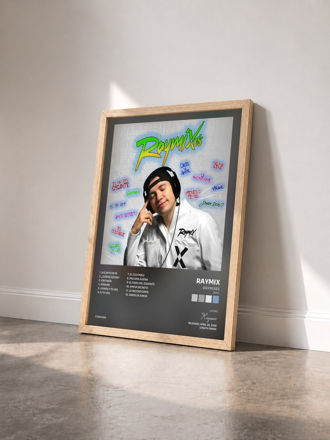 #bois Tableau de l'album RAYMIXes (Remix) de Raymix vu de trois quarts, cadre en bois brut