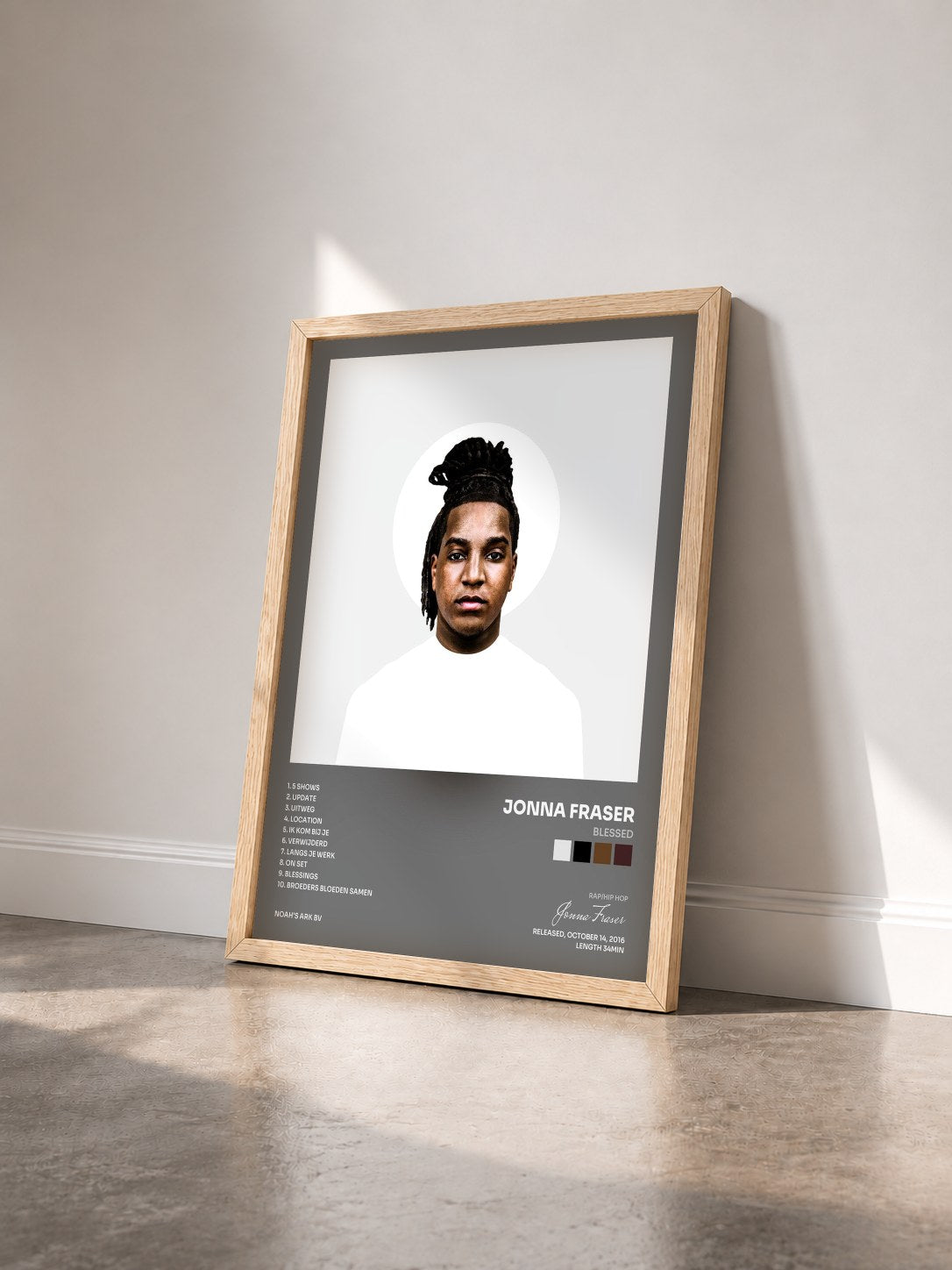#bois Tableau de l'album Blessed de Jonna Fraser vu de trois quarts, cadre en bois brut
