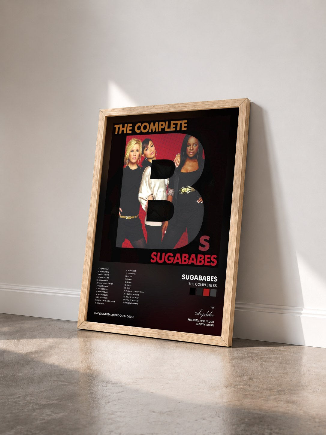 #bois Tableau de l'album The Complete Bs de Sugababes vu de trois quarts, cadre en bois brut