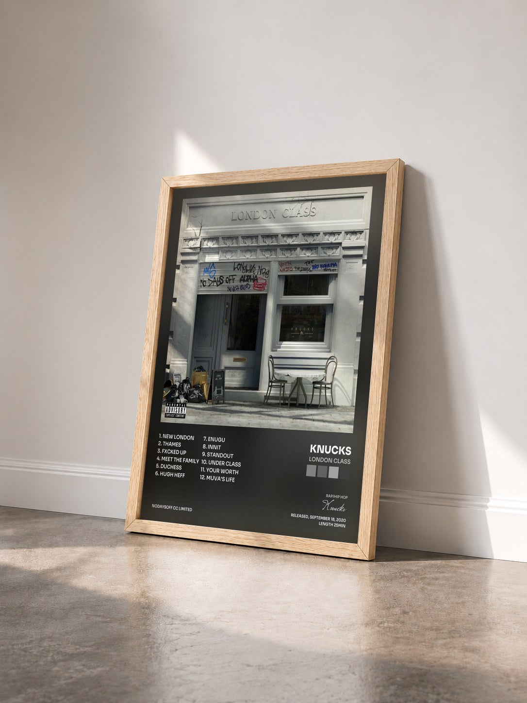 #bois Tableau de l'album London Class de Knucks vu de trois quarts, cadre en bois brut