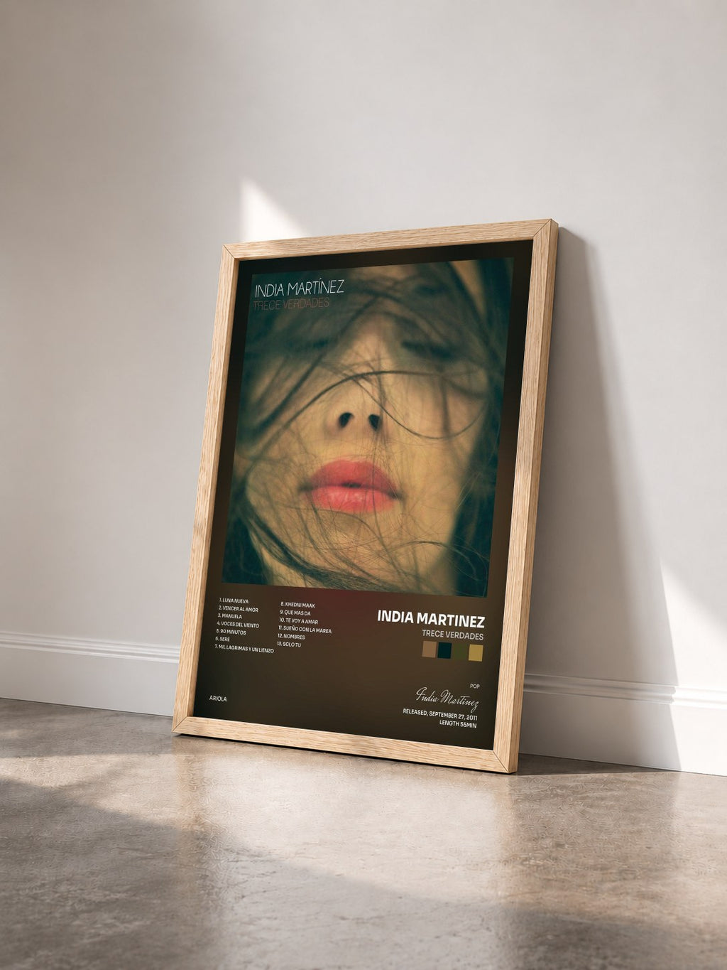 #bois Tableau de l'album Trece Verdades de India Martinez vu de trois quarts, cadre en bois brut