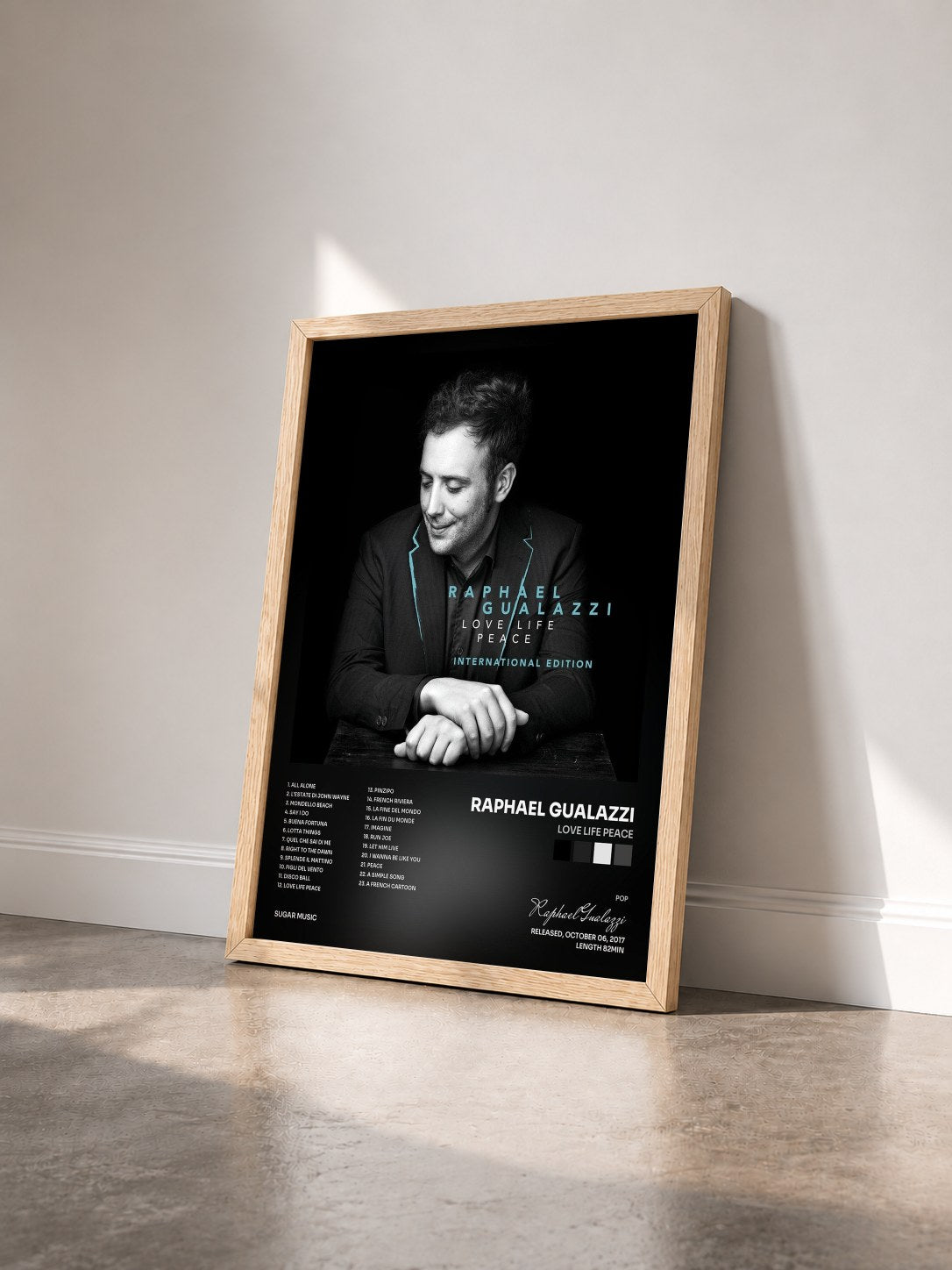 #bois Tableau de l'album Love Life Peace de Raphael Gualazzi vu de trois quarts, cadre en bois brut