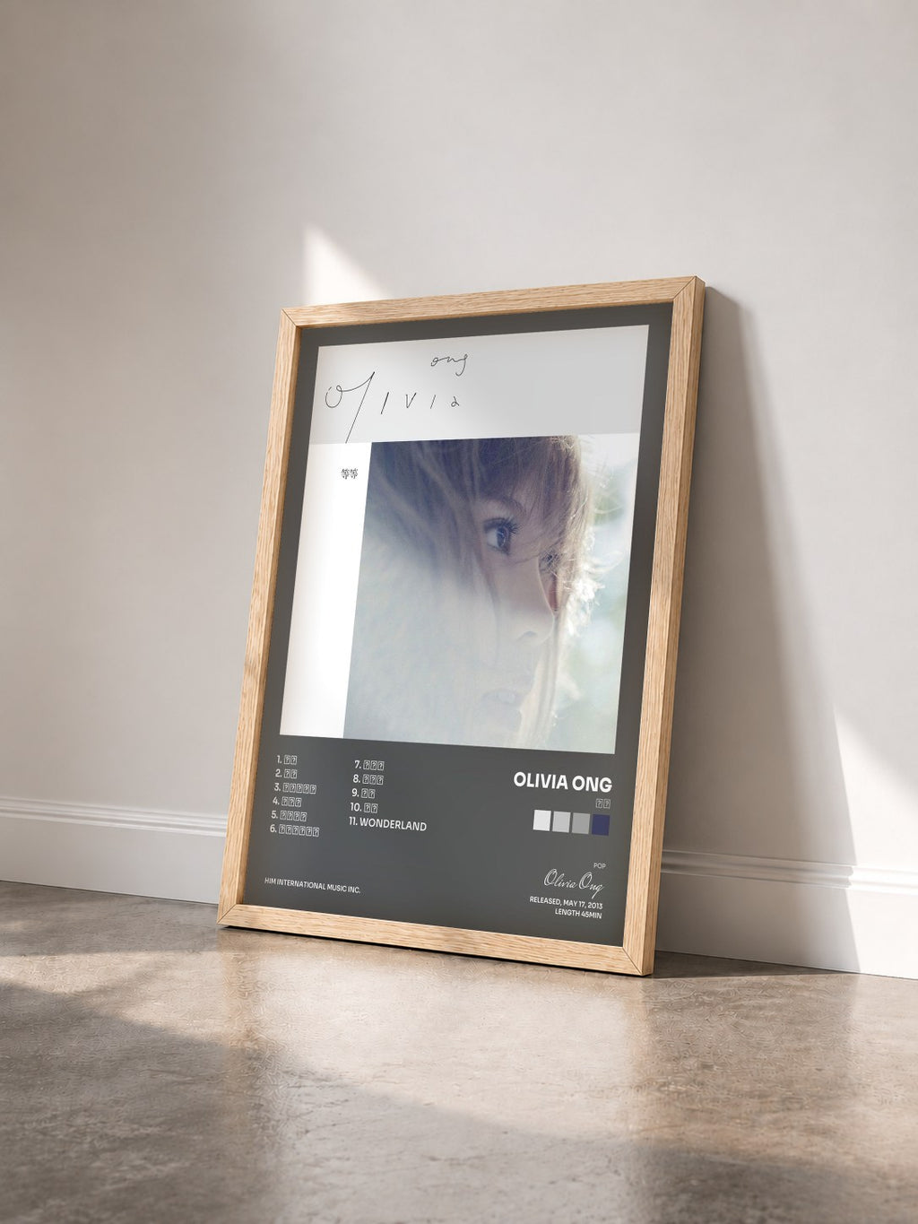 #bois Tableau de l'album 等等 de Olivia Ong vu de trois quarts, cadre en bois brut