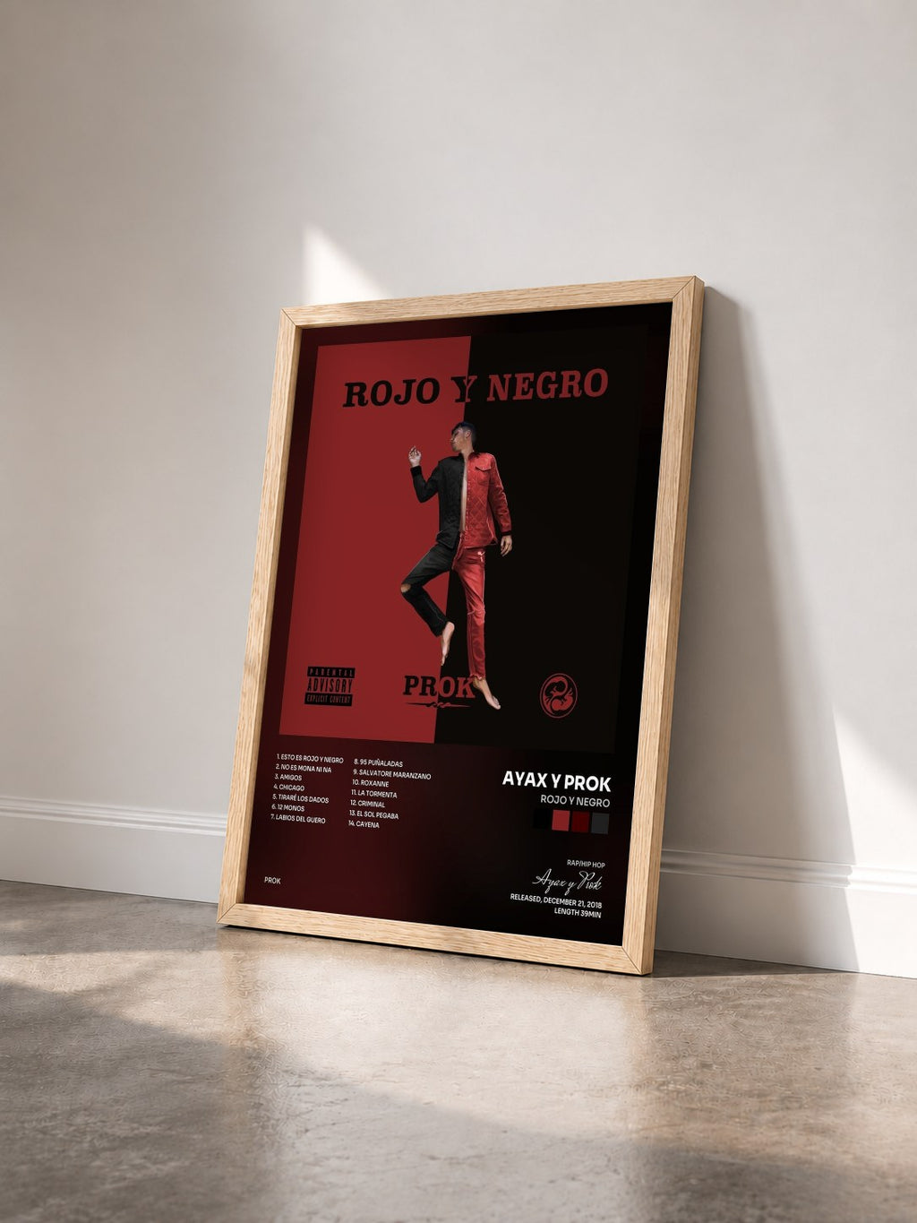 #bois Tableau de l'album Rojo y Negro de Ayax y Prok vu de trois quarts, cadre en bois brut