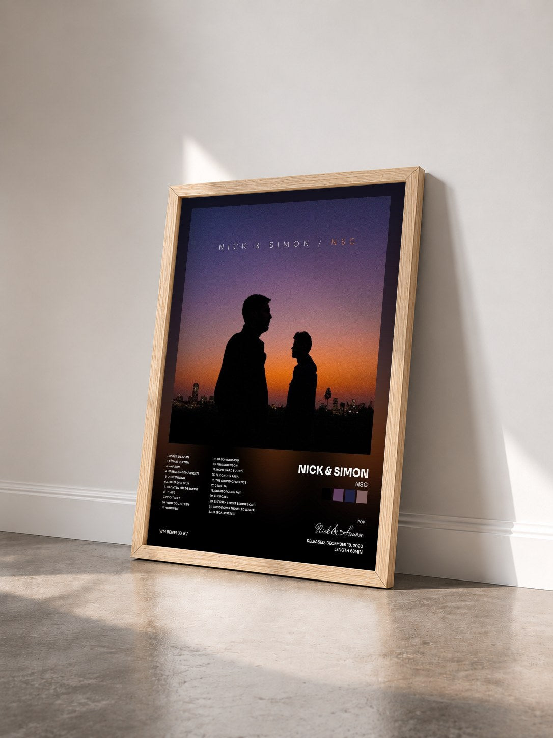 #bois Tableau de l'album NSG de Nick & Simon vu de trois quarts, cadre en bois brut