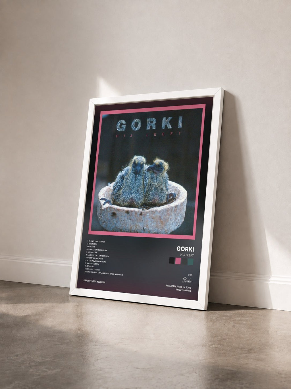 #blanc Tableau de l'album Hij Leeft de Gorki vu de trois quarts, cadre blanc