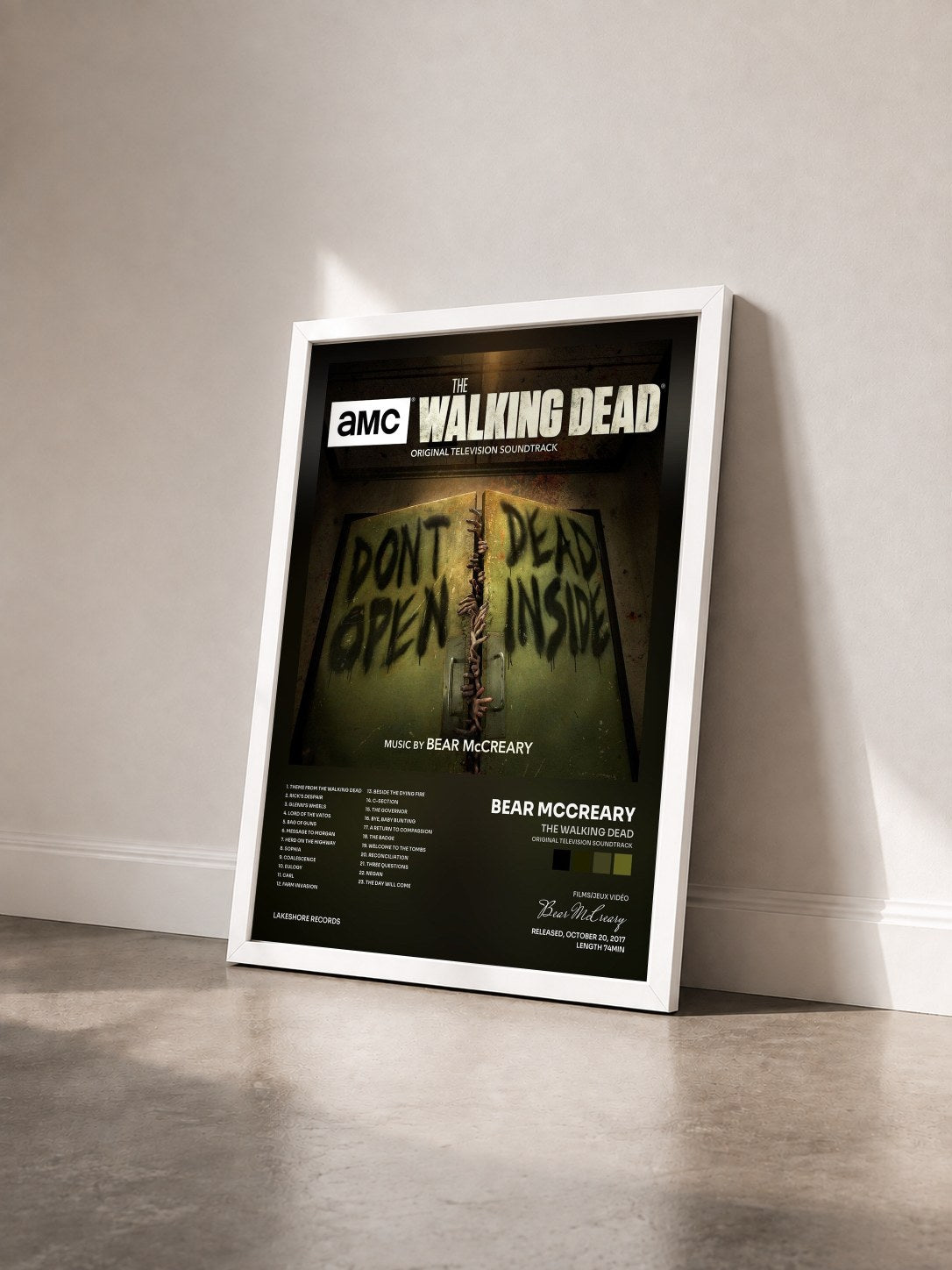 #blanc Tableau de l'album The Walking Dead (Original Television Soundtrack) de Bear McCreary vu de trois quarts, cadre blanc
