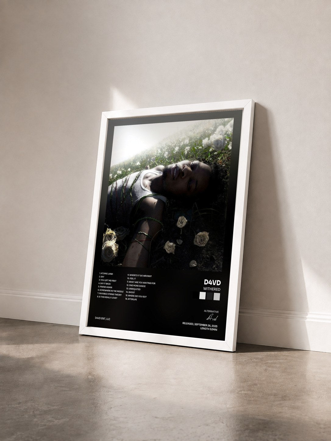 #blanc Tableau de l'album WITHERED de d4vd vu de trois quarts, cadre blanc