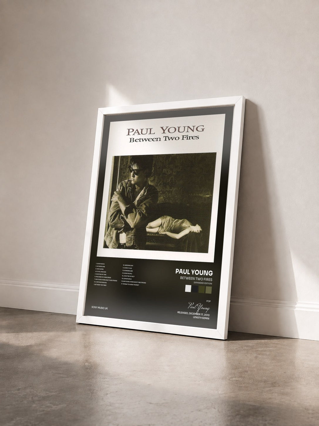 #blanc Tableau de l'album Between Two Fires (Expanded Edition) de Paul Young vu de trois quarts, cadre blanc
