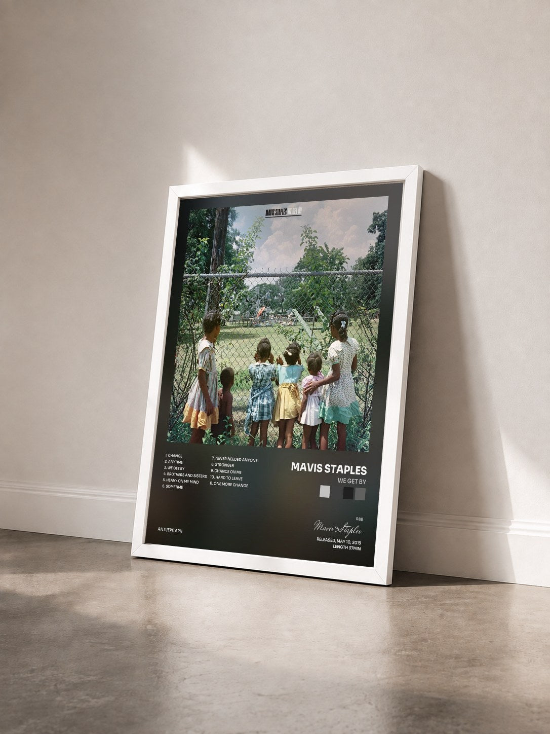 #blanc Tableau de l'album We Get By de Mavis Staples vu de trois quarts, cadre blanc