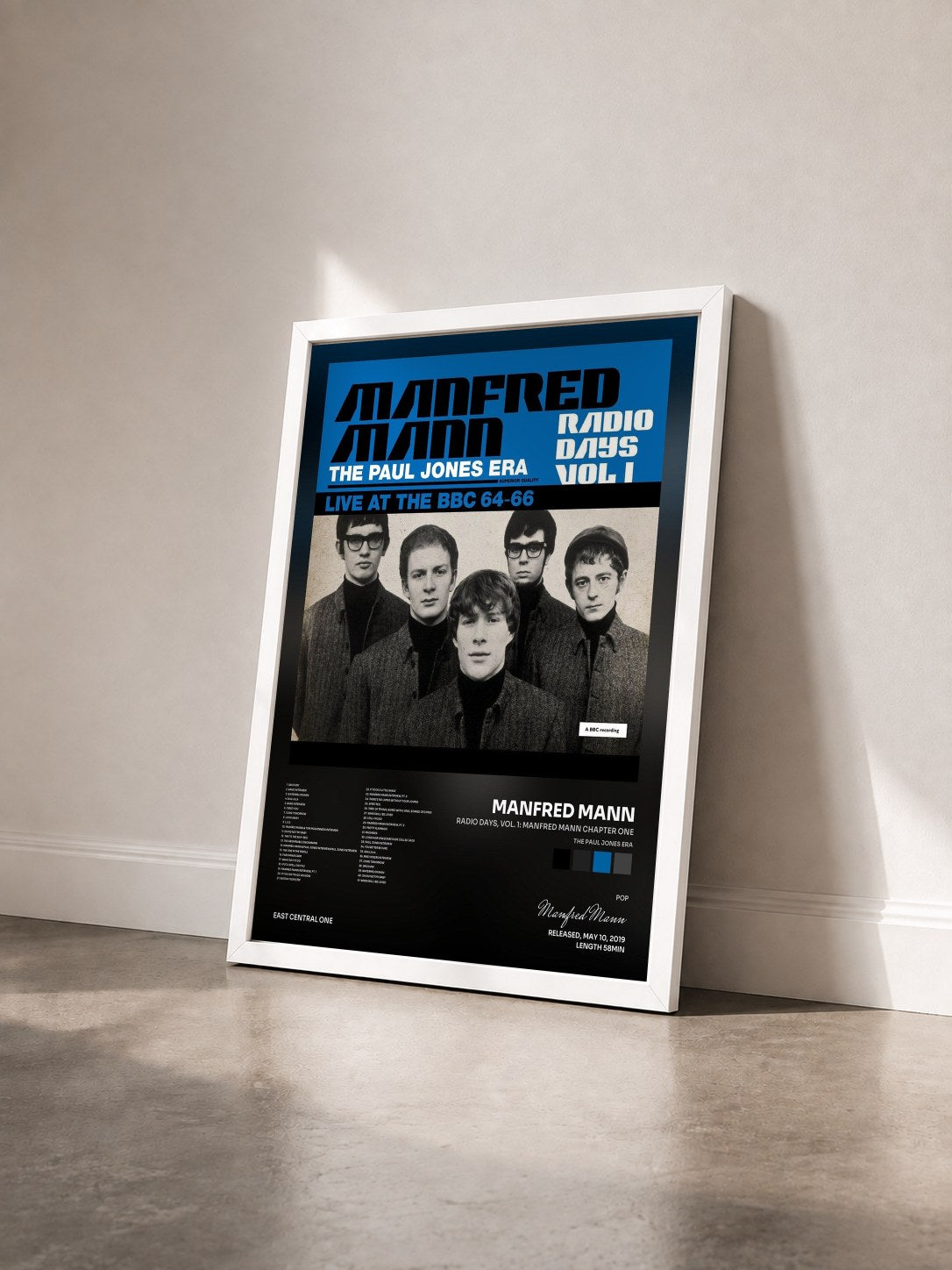 #blanc Tableau de l'album Radio Days, Vol. 1: Manfred Mann Chapter One (The Paul Jones Era) de Manfred Mann vu de trois quarts, cadre blanc