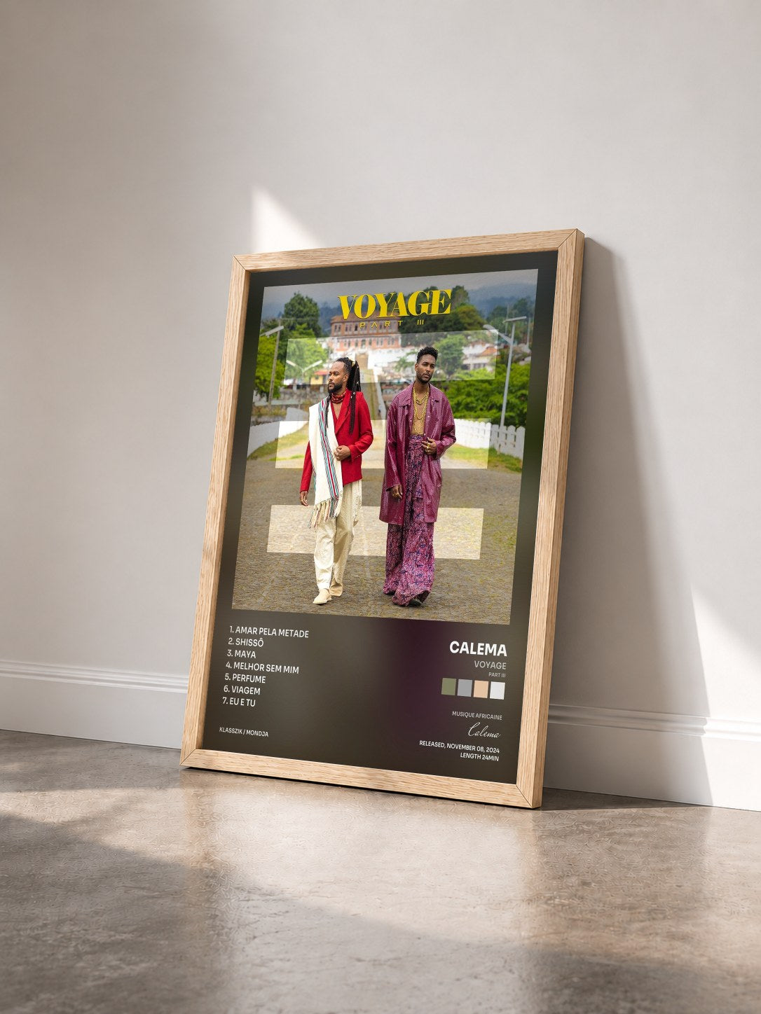 #bois Tableau de l'album Voyage (Part III) de Calema vu de trois quarts, cadre en bois brut