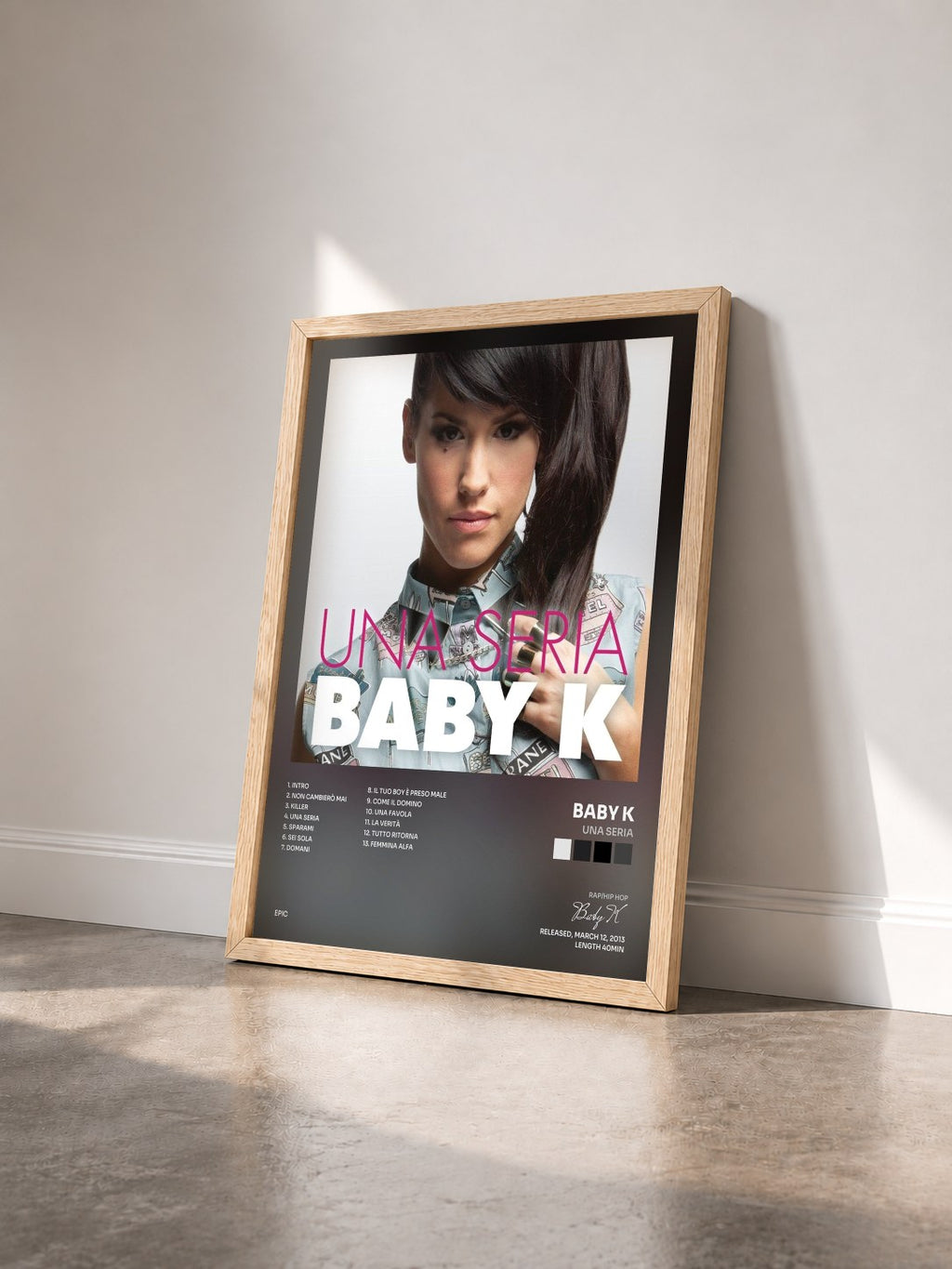 #bois Tableau de l'album Una seria de Baby K vu de trois quarts, cadre en bois brut