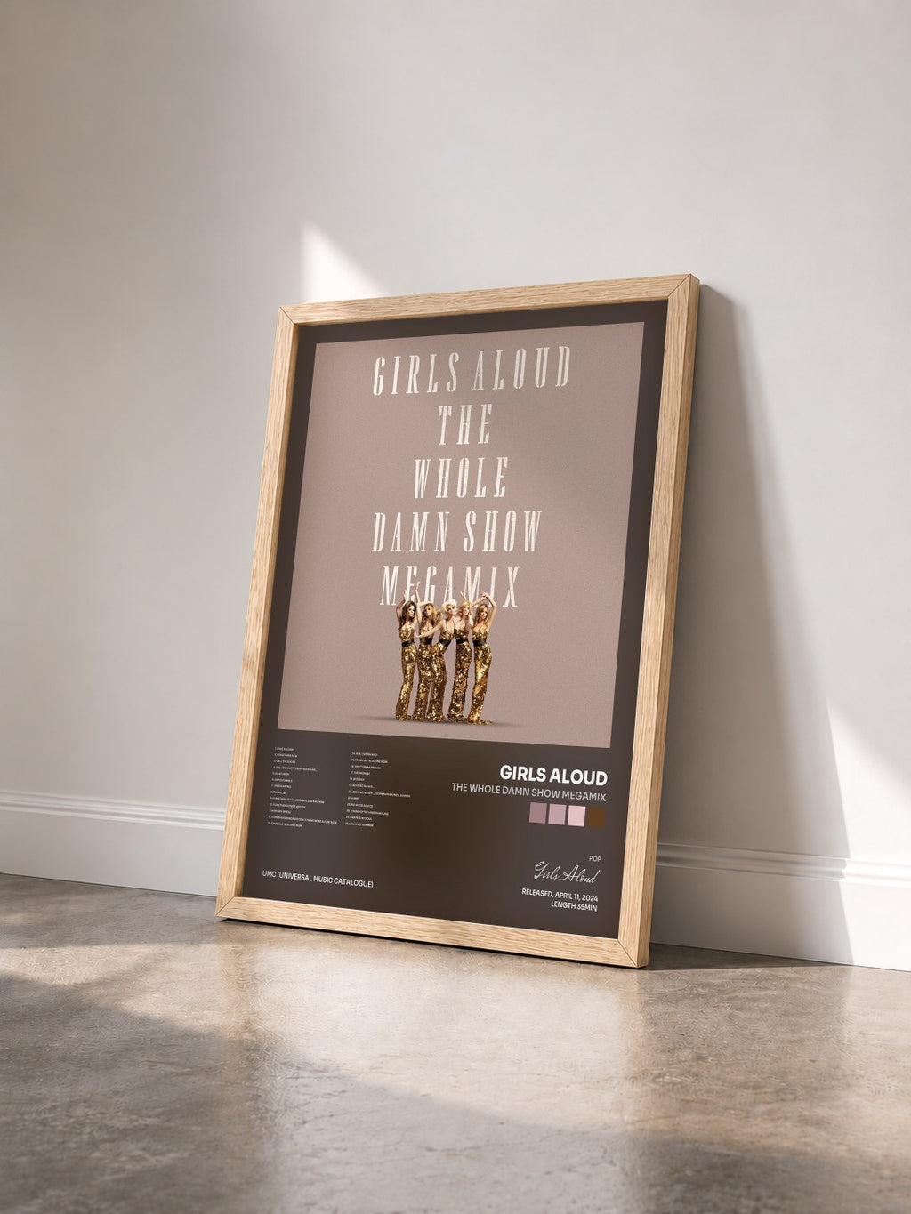 #bois Tableau de l'album The Whole Damn Show Megamix de Girls Aloud vu de trois quarts, cadre en bois brut