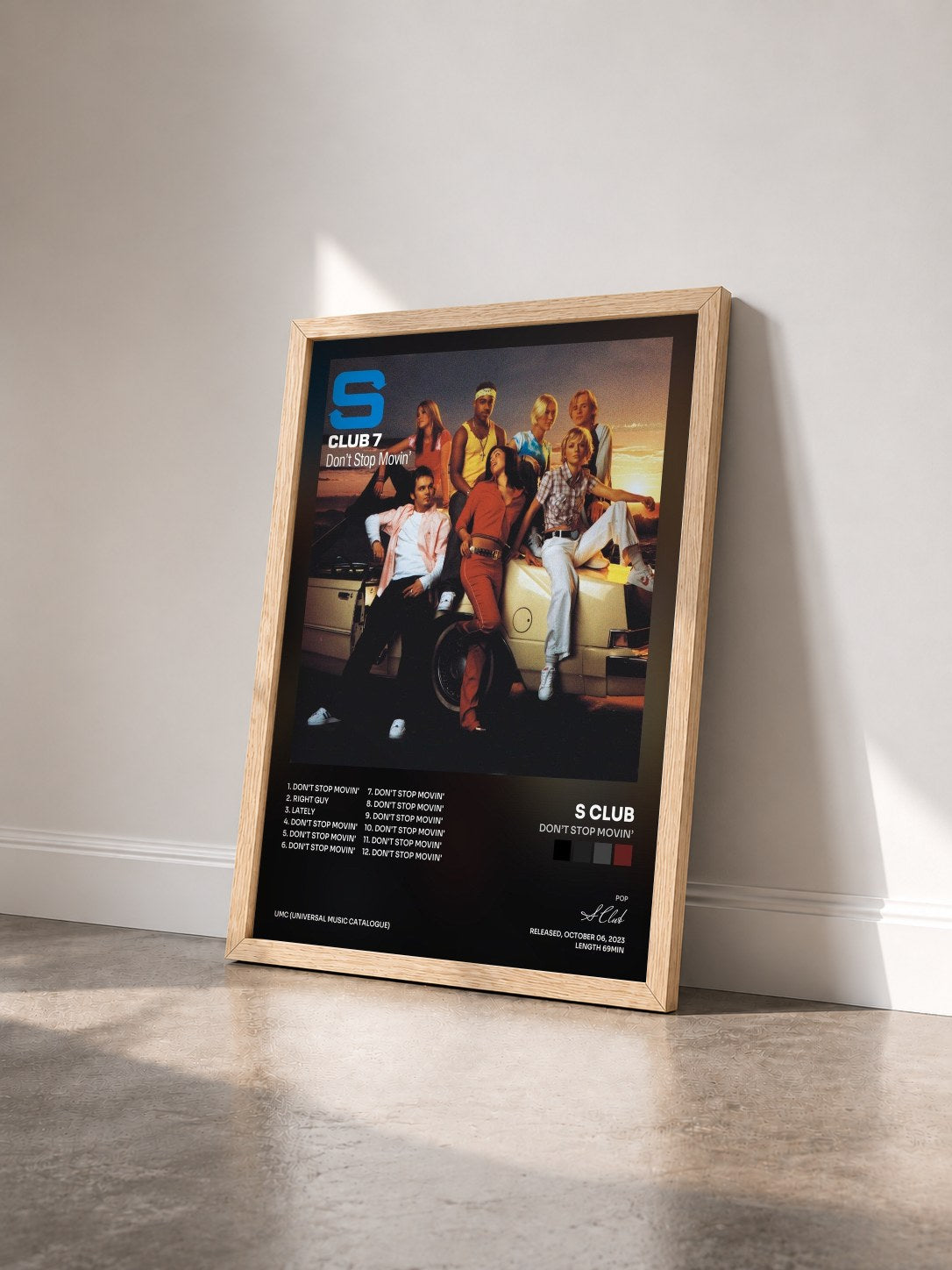 #bois Tableau de l'album Don’t Stop Movin’ de S Club vu de trois quarts, cadre en bois brut