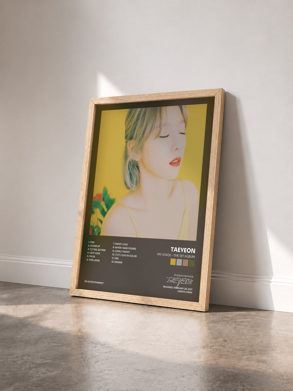 #bois Tableau de l'album My Voice - The 1st Album de TAEYEON vu de trois quarts, cadre en bois brut