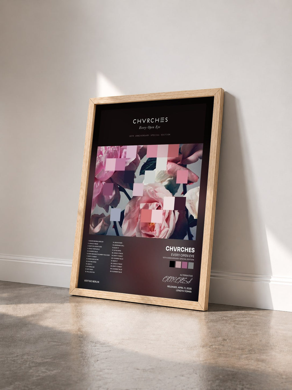 #bois Tableau de l'album Every Open Eye (10th Anniversary Special Edition) de CHVRCHES vu de trois quarts, cadre en bois brut