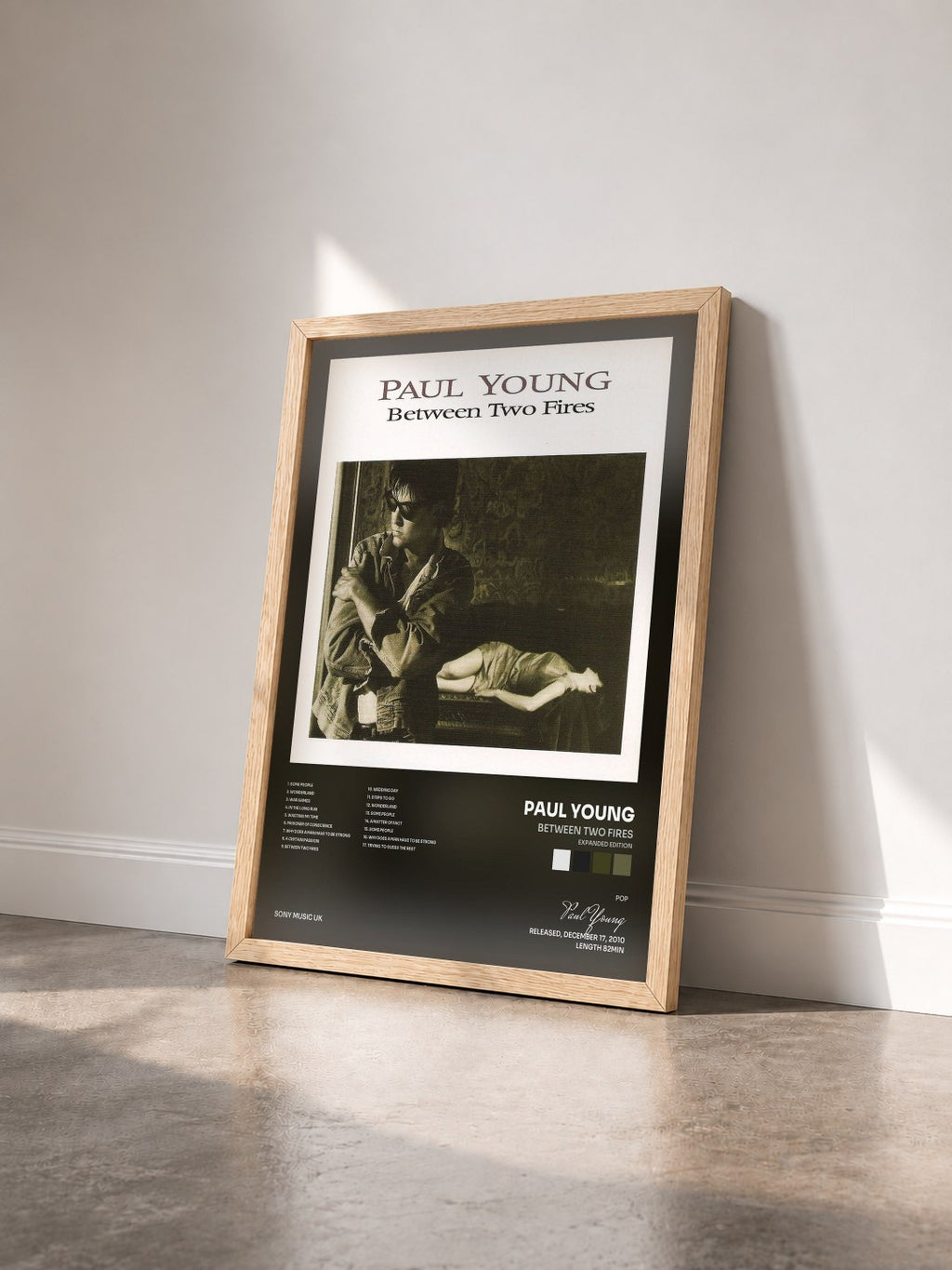 #bois Tableau de l'album Between Two Fires (Expanded Edition) de Paul Young vu de trois quarts, cadre en bois brut