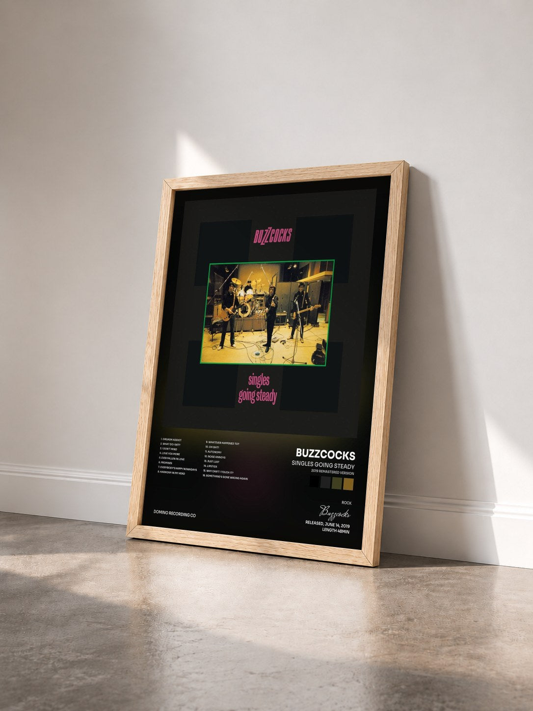 #bois Tableau de l'album Singles Going Steady (2019 Remastered Version) de Buzzcocks vu de trois quarts, cadre en bois brut