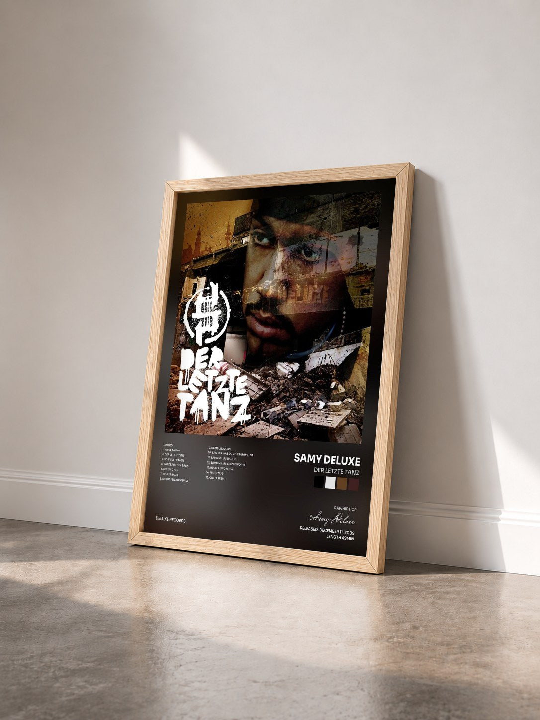 #bois Tableau de l'album Der Letzte Tanz de Samy Deluxe vu de trois quarts, cadre en bois brut