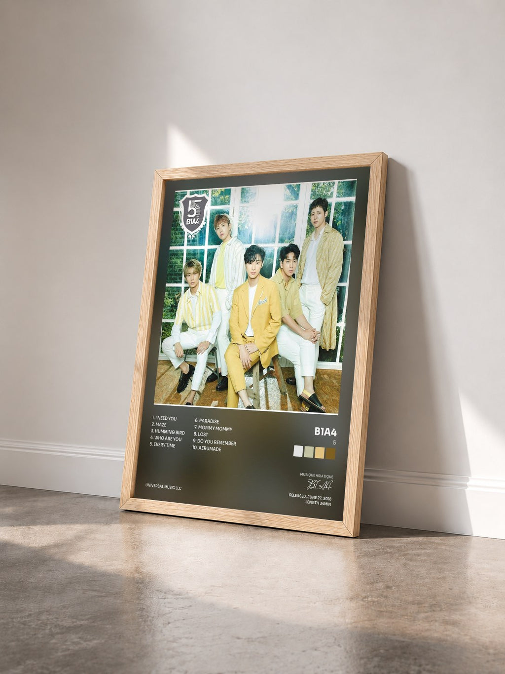 #bois Tableau de l'album 5 de B1A4 vu de trois quarts, cadre en bois brut