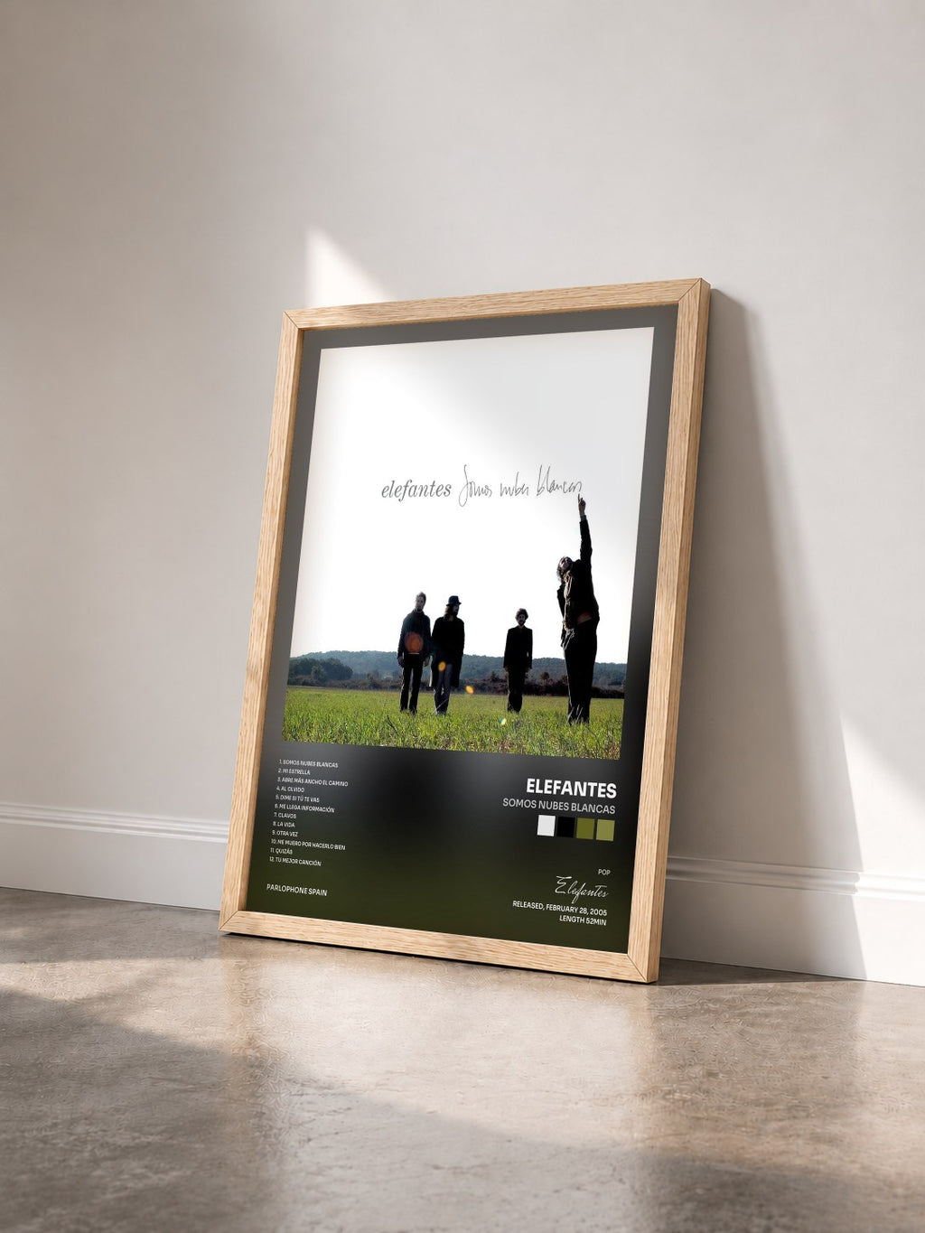#bois Tableau de l'album Somos Nubes Blancas de Elefantes vu de trois quarts, cadre en bois brut