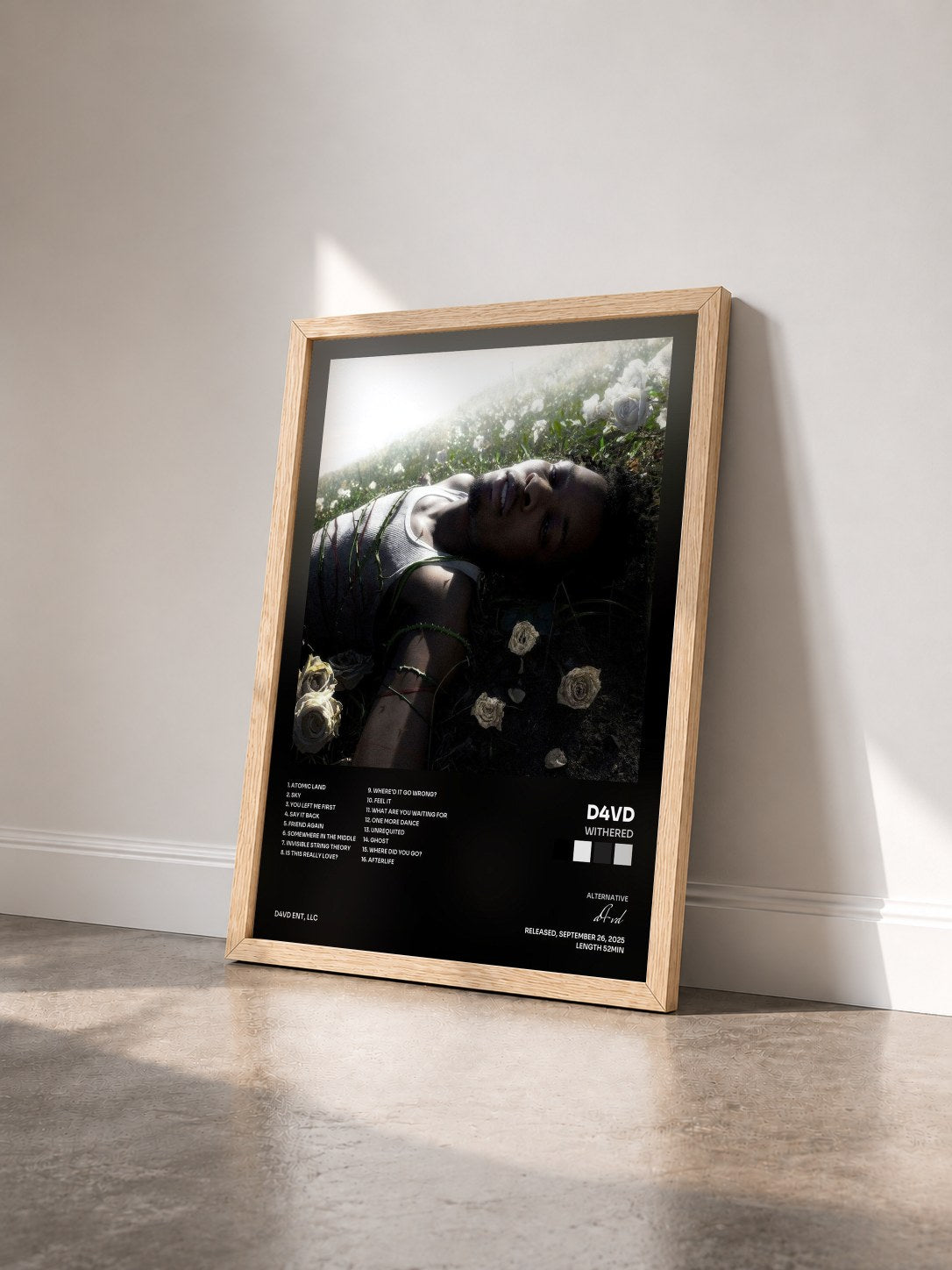 #bois Tableau de l'album WITHERED de d4vd vu de trois quarts, cadre en bois brut
