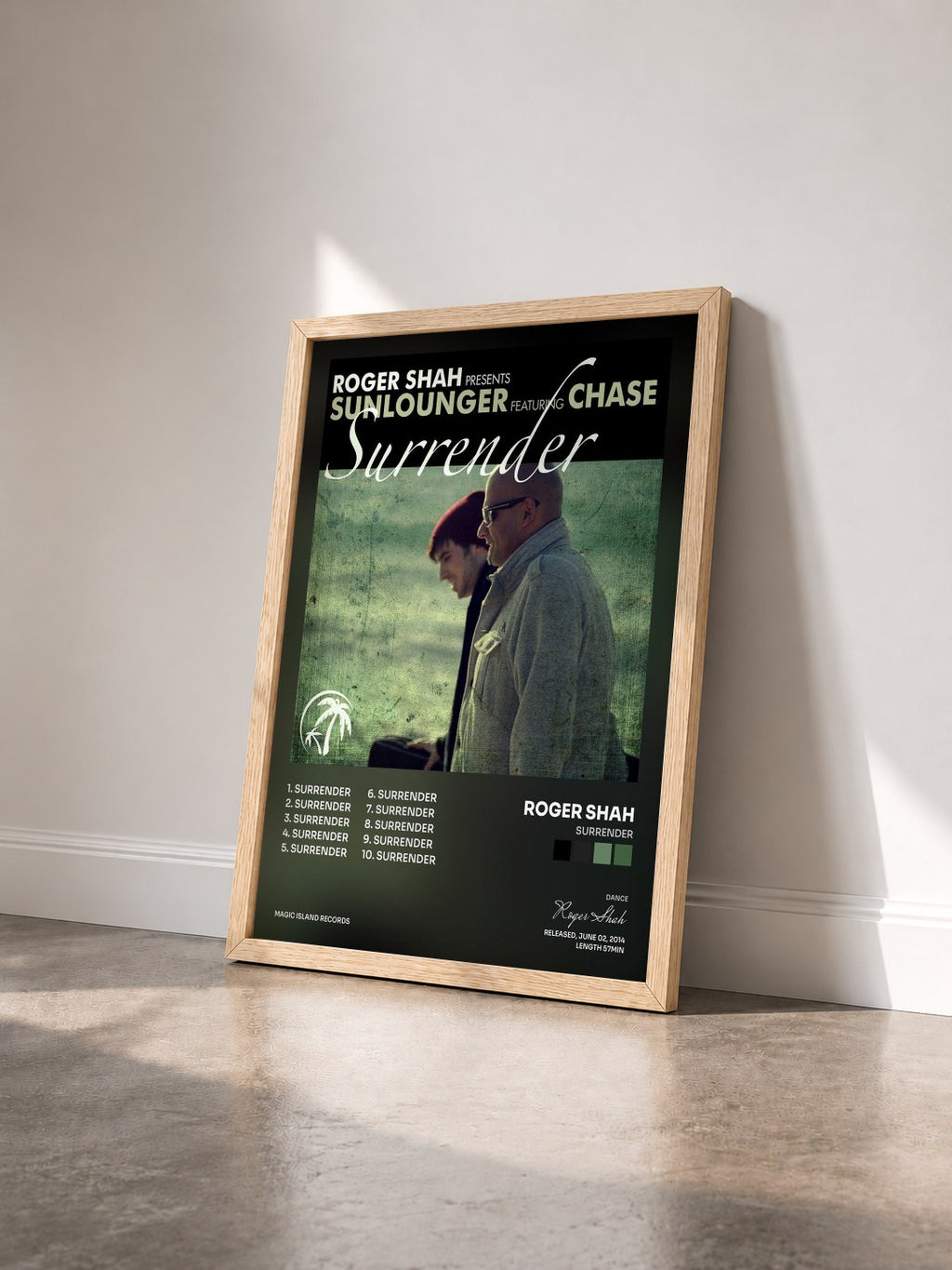 #bois Tableau de l'album Surrender de Roger Shah vu de trois quarts, cadre en bois brut