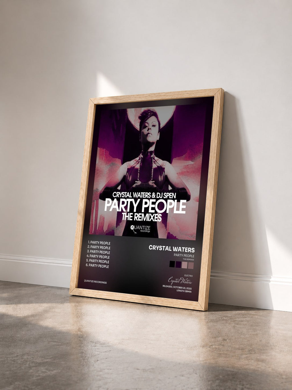 #bois Tableau de l'album Party People (The Remixes) de Crystal Waters vu de trois quarts, cadre en bois brut