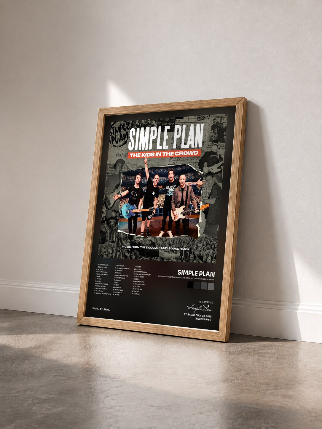 #bois Tableau de l'album The Kids In The Crowd - Music From The Documentary Soundtrack de Simple Plan vu de trois quarts, cadre en bois brut