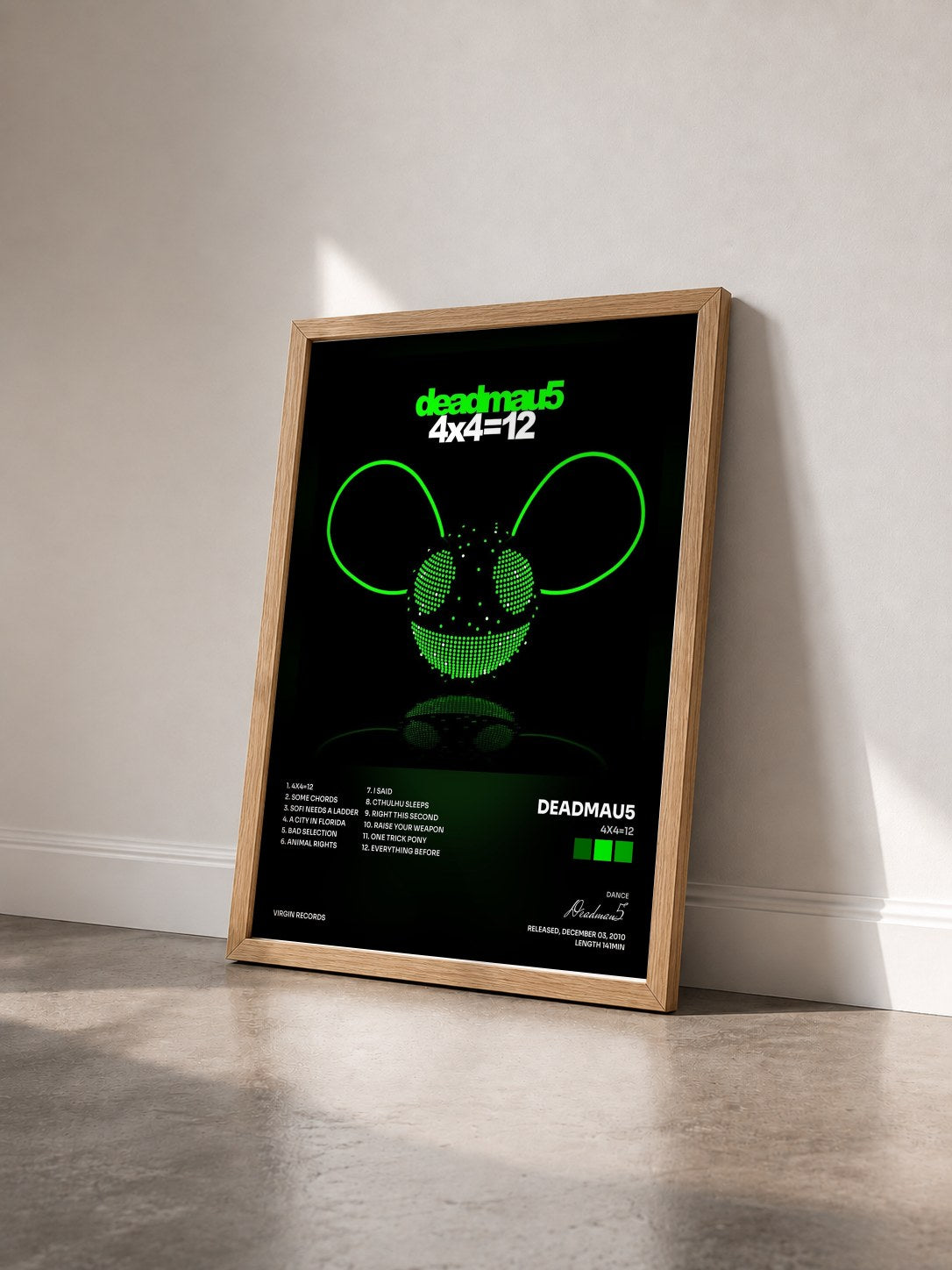 #bois Tableau de l'album 4x4=12 de Deadmau5 vu de trois quarts, cadre en bois brut