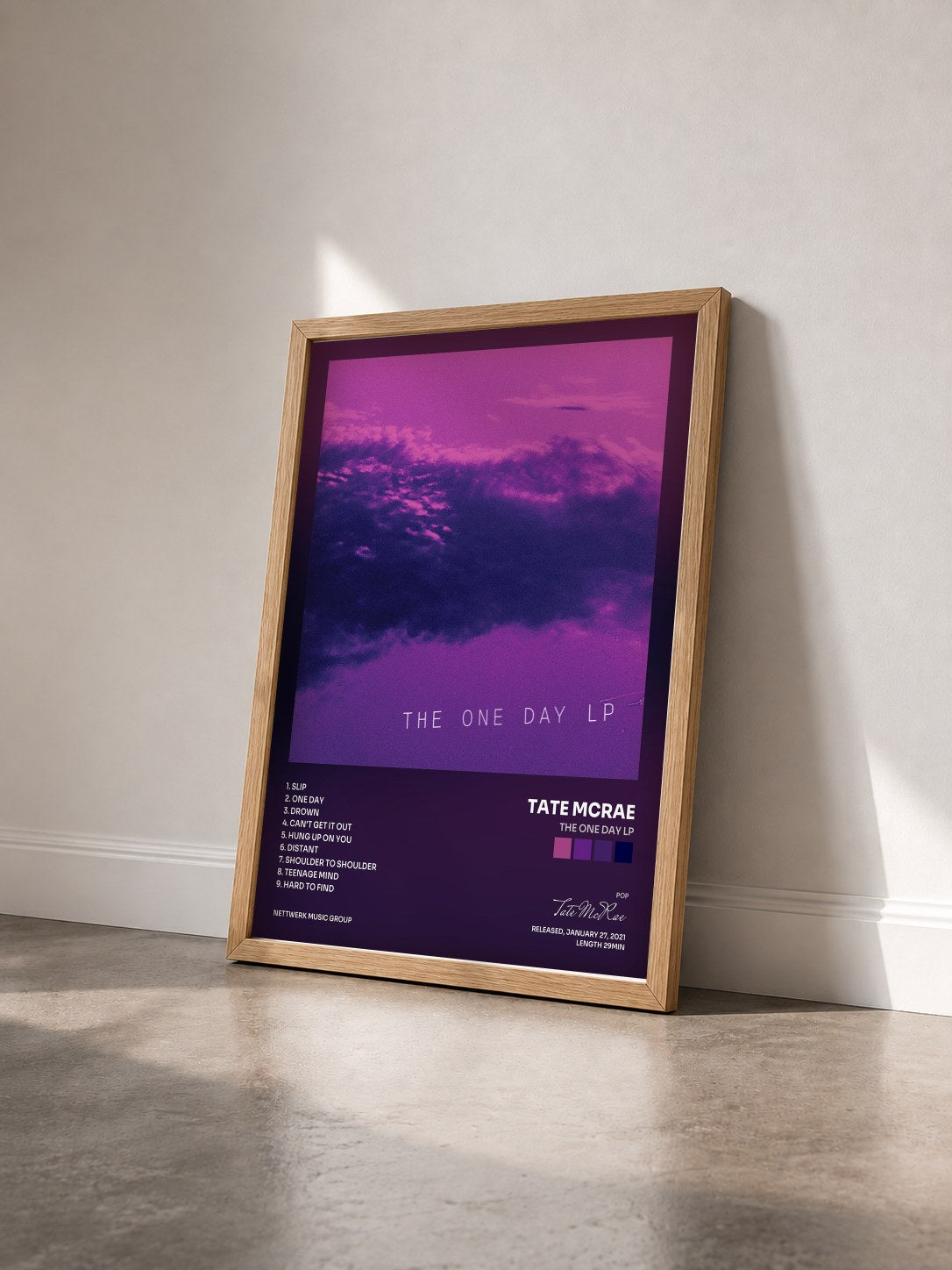 #bois Tableau de l'album The One Day LP de Tate McRae vu de trois quarts, cadre en bois brut
