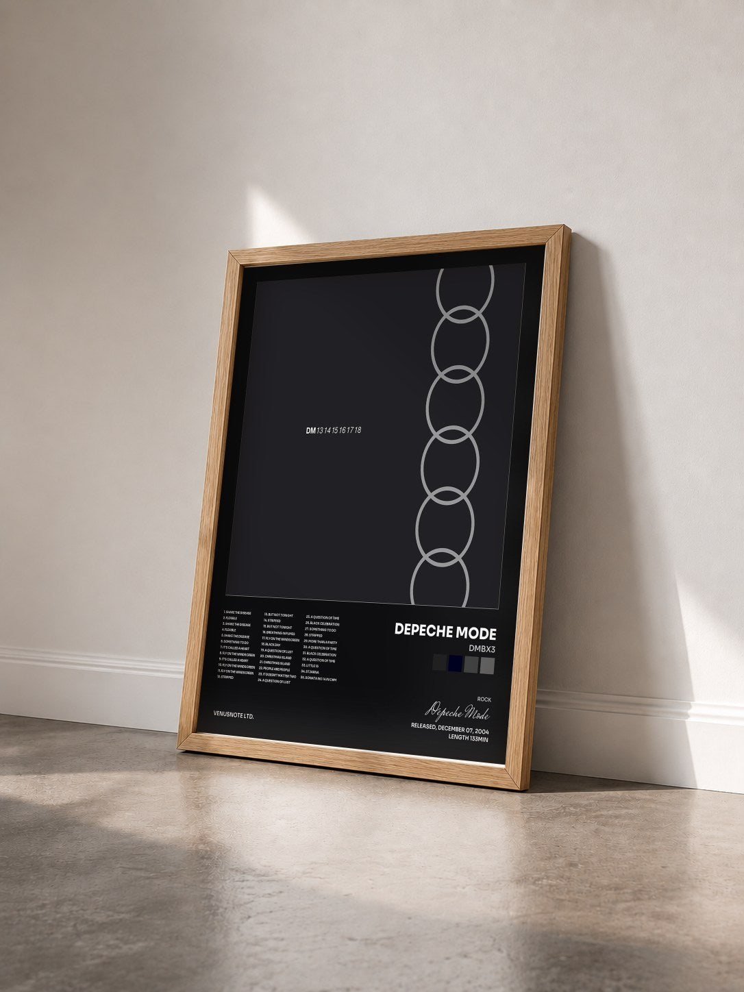 #bois Tableau de l'album DMBX3 de Depeche Mode vu de trois quarts, cadre en bois brut