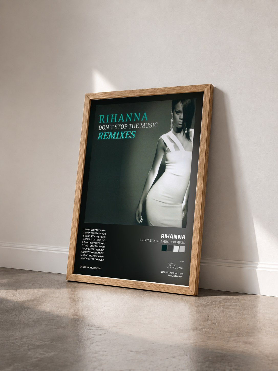 #bois Tableau de l'album Don't Stop The Music/ Remixes de Rihanna vu de trois quarts, cadre en bois brut
