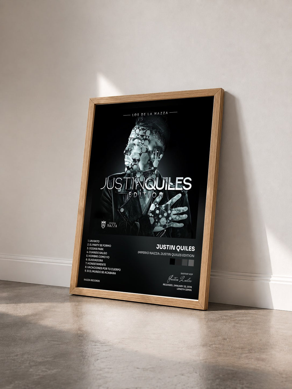 #bois Tableau de l'album Imperio Nazza: Justin Quiles Edition de Justin Quiles vu de trois quarts, cadre en bois brut