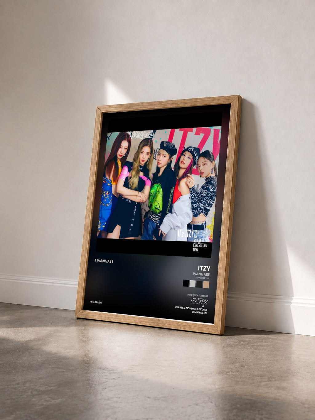 #bois Tableau de l'album WANNABE (Japanese ver.) de ITZY vu de trois quarts, cadre en bois brut