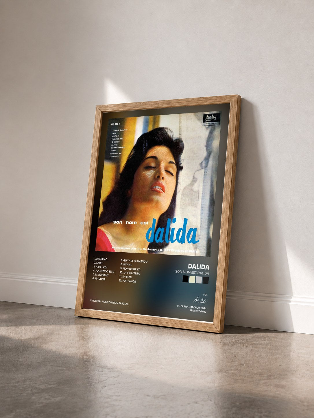 #bois Tableau de l'album Son nom est Dalida de Dalida vu de trois quarts, cadre en bois brut