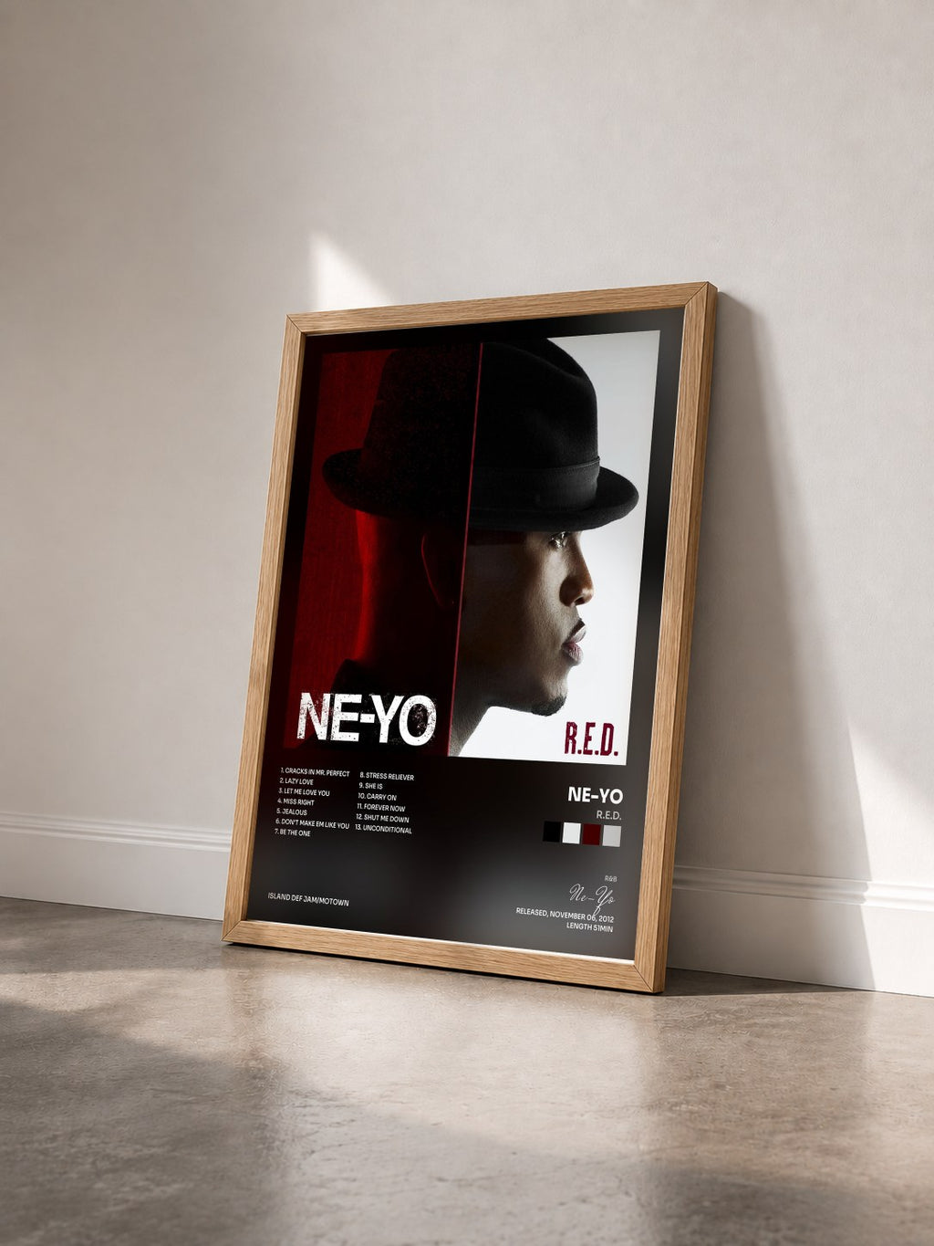#bois Tableau de l'album R.E.D. de Ne-Yo vu de trois quarts, cadre en bois brut