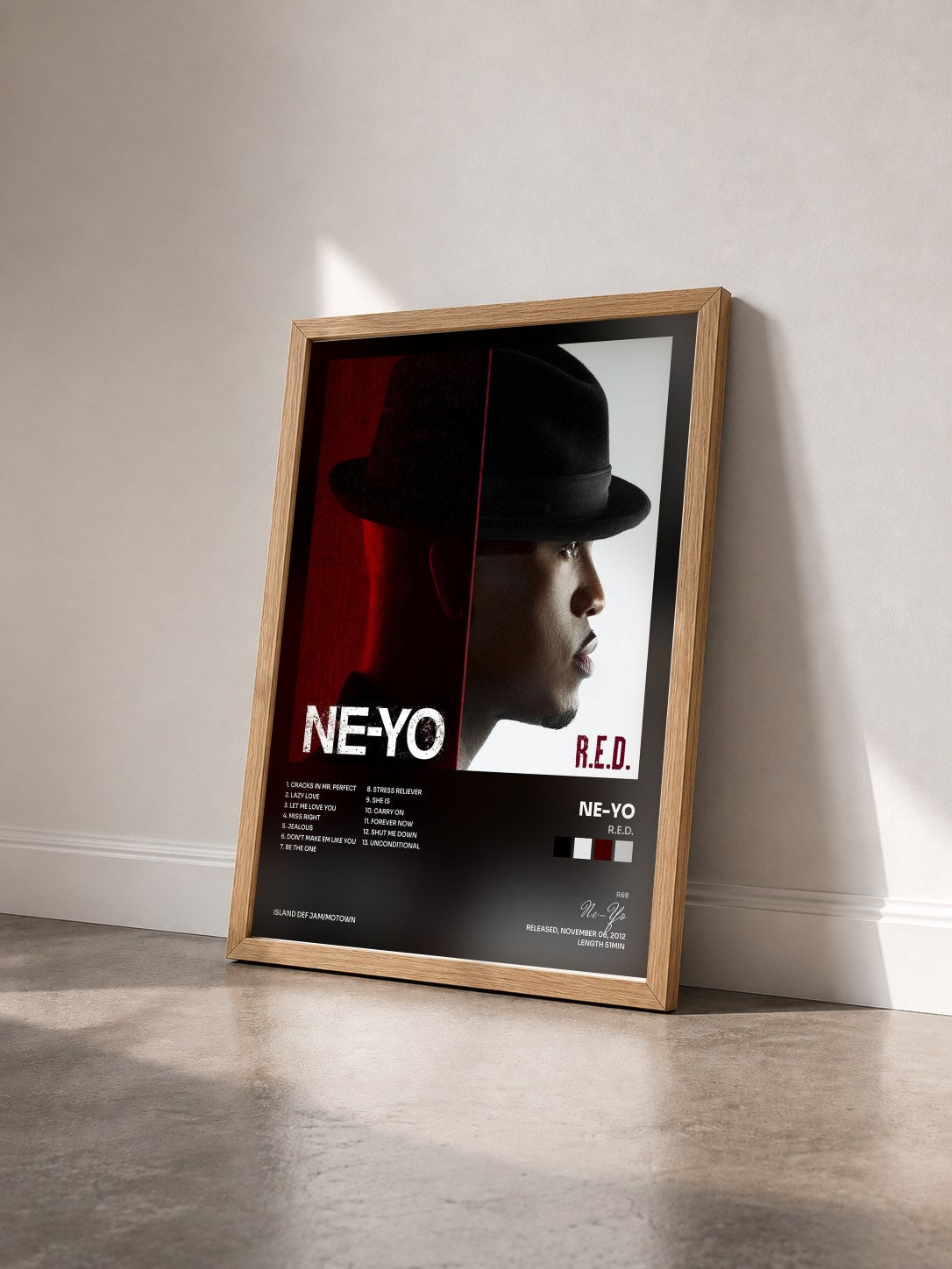 #bois Tableau de l'album R.E.D. de Ne-Yo vu de trois quarts, cadre en bois brut
