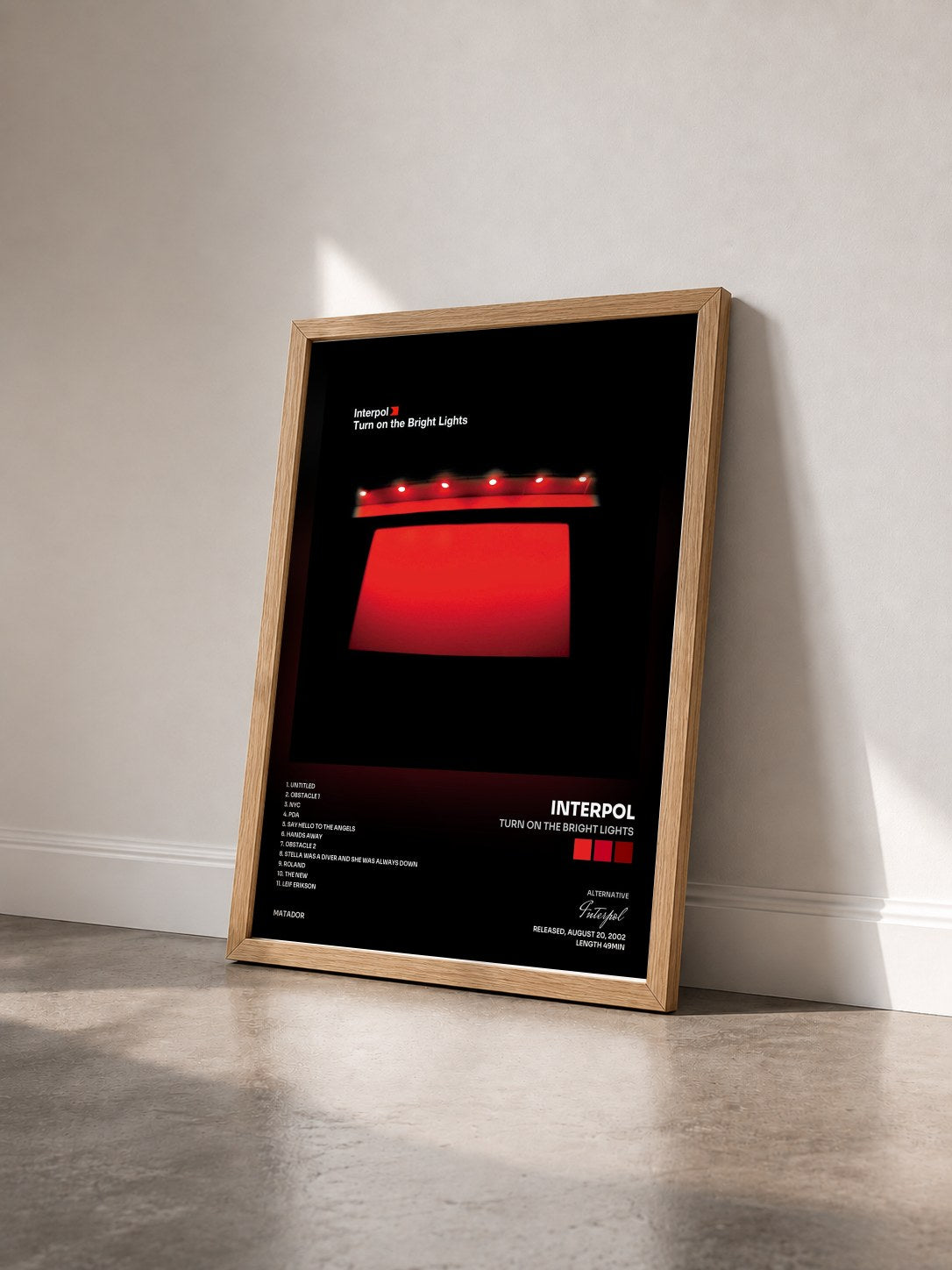 #bois Tableau de l'album Turn On The Bright Lights de Interpol vu de trois quarts, cadre en bois brut