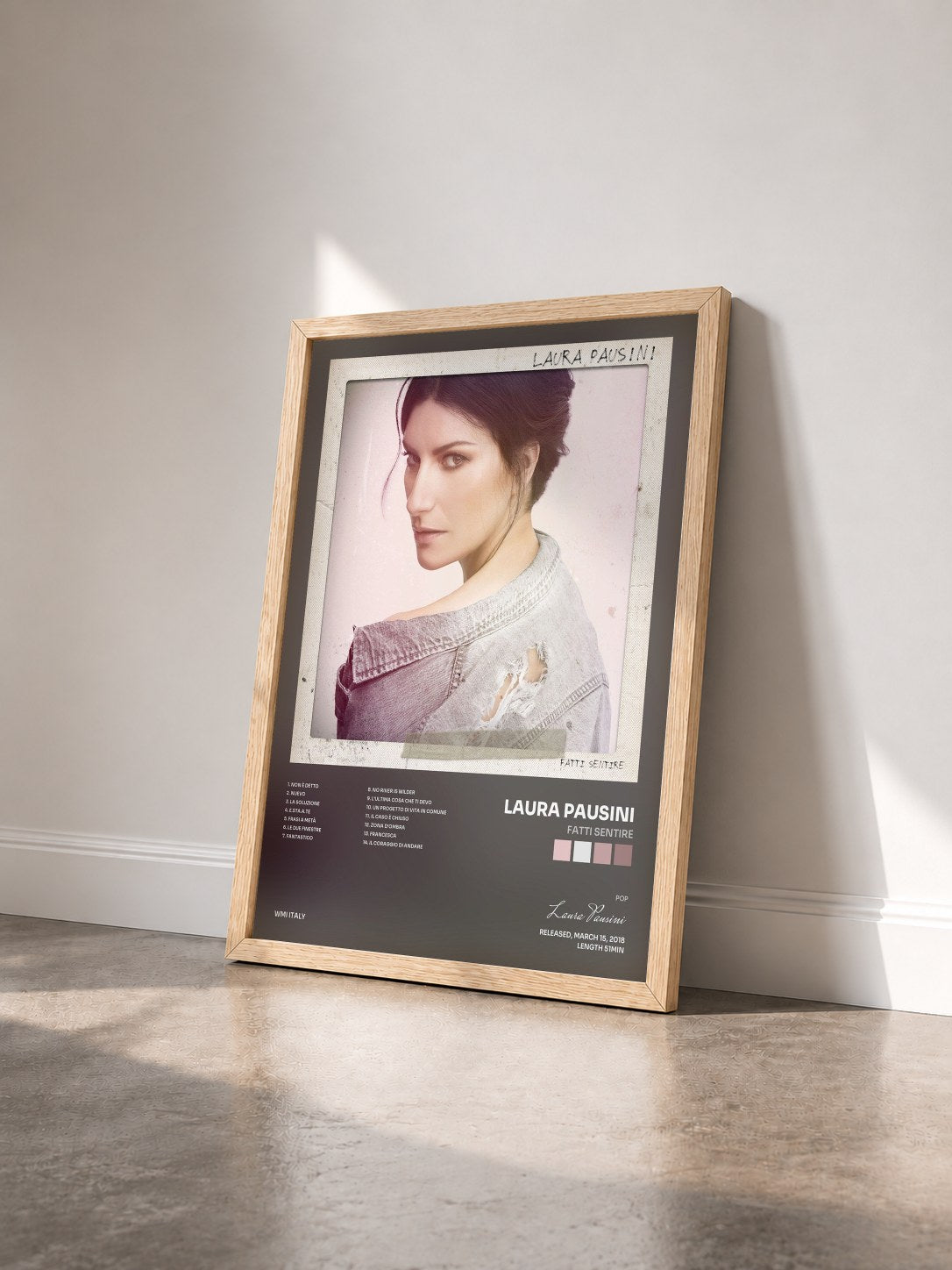 #bois Tableau de l'album Fatti sentire de Laura Pausini vu de trois quarts, cadre en bois brut
