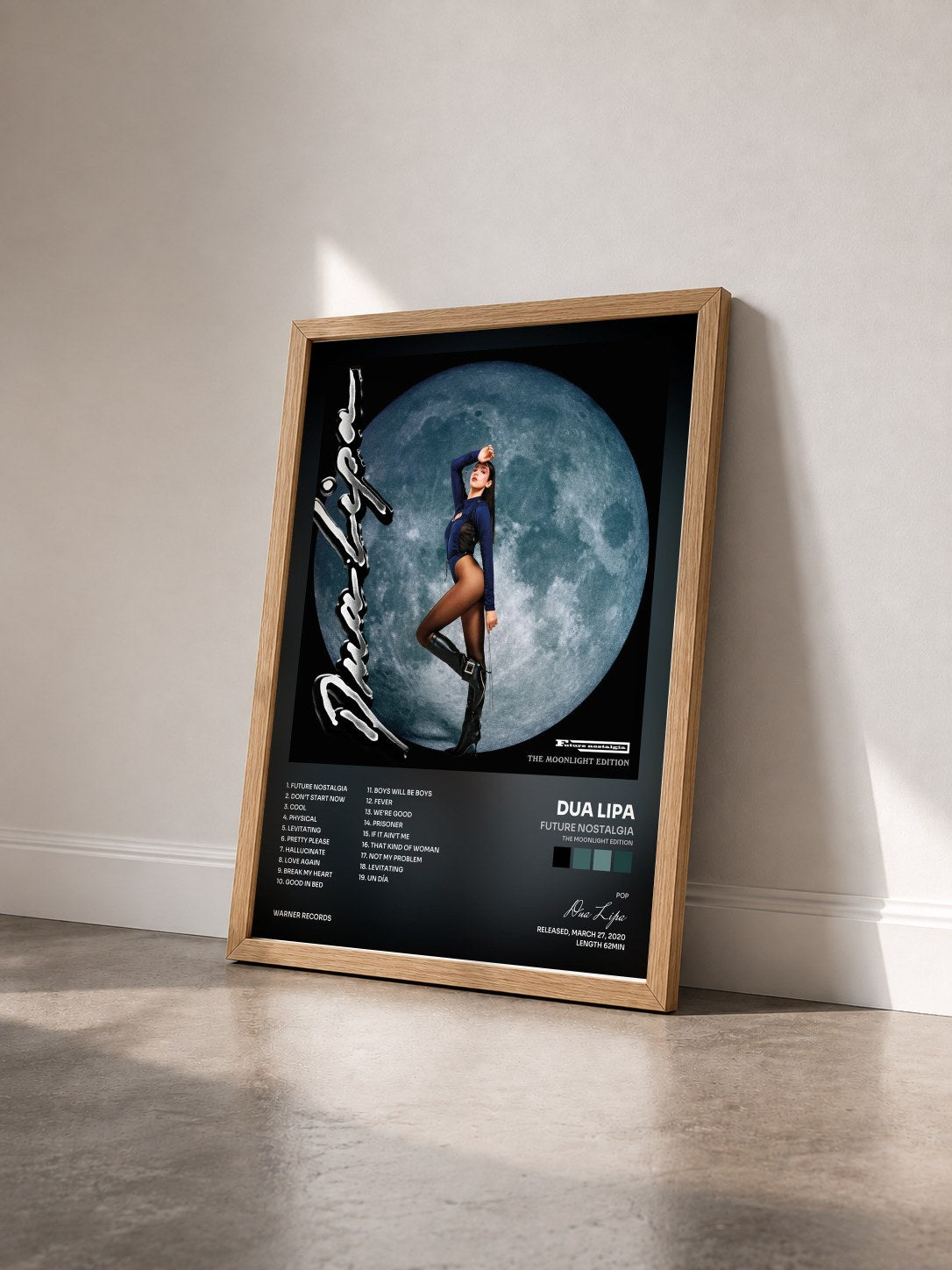 #bois Tableau de l'album Future Nostalgia (The Moonlight Edition) de Dua Lipa vu de trois quarts, cadre en bois brut