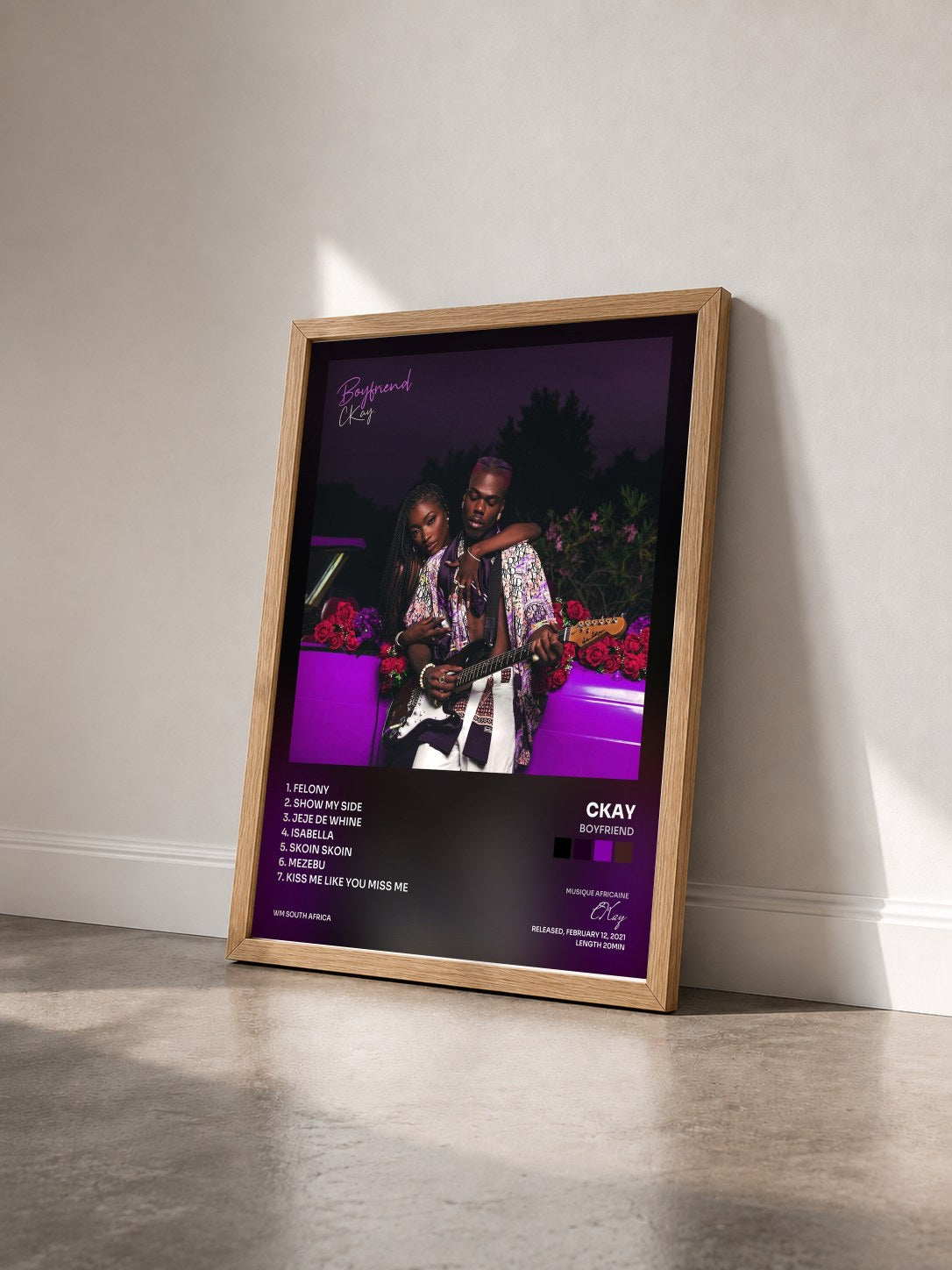 #bois Tableau de l'album Boyfriend de CKay vu de trois quarts, cadre en bois brut
