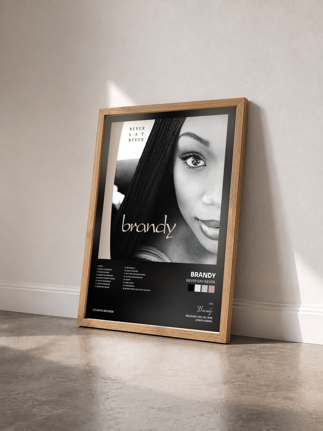 #bois Tableau de l'album Never Say Never de Brandy vu de trois quarts, cadre en bois brut