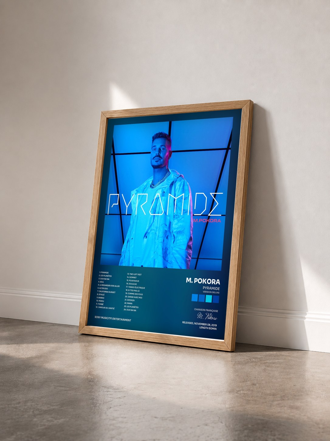 #bois Tableau de l'album PYRAMIDE (Version deluxe) de M. Pokora vu de trois quarts, cadre en bois brut
