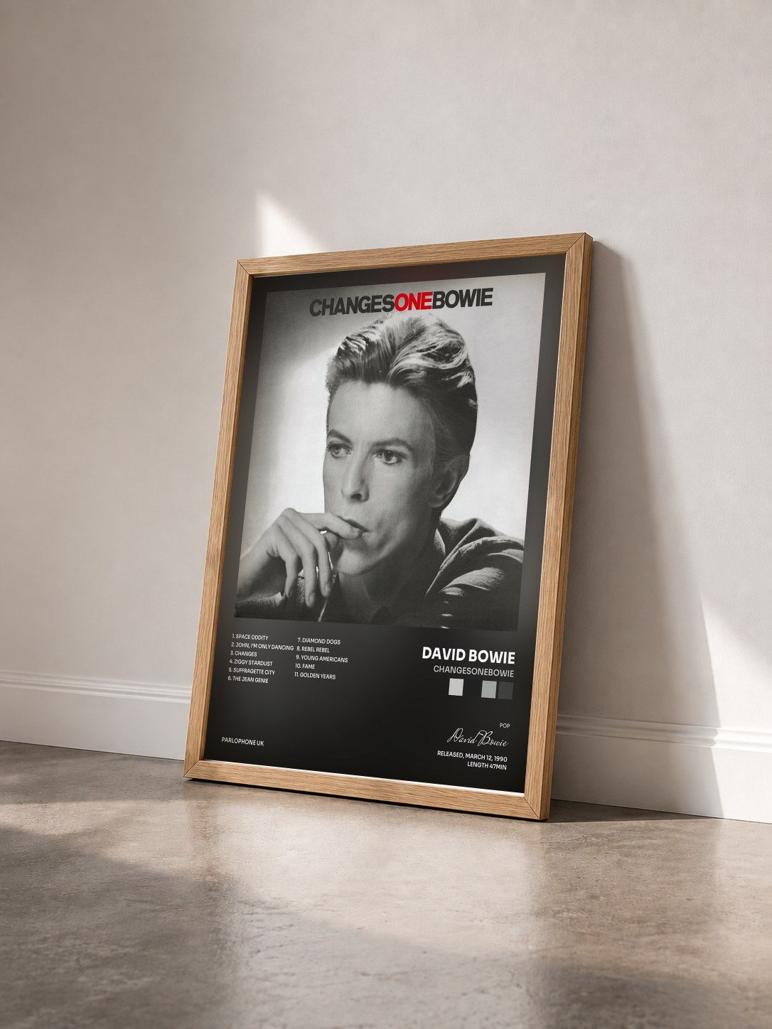 #bois Tableau de l'album ChangesOneBowie de David Bowie vu de trois quarts, cadre en bois brut